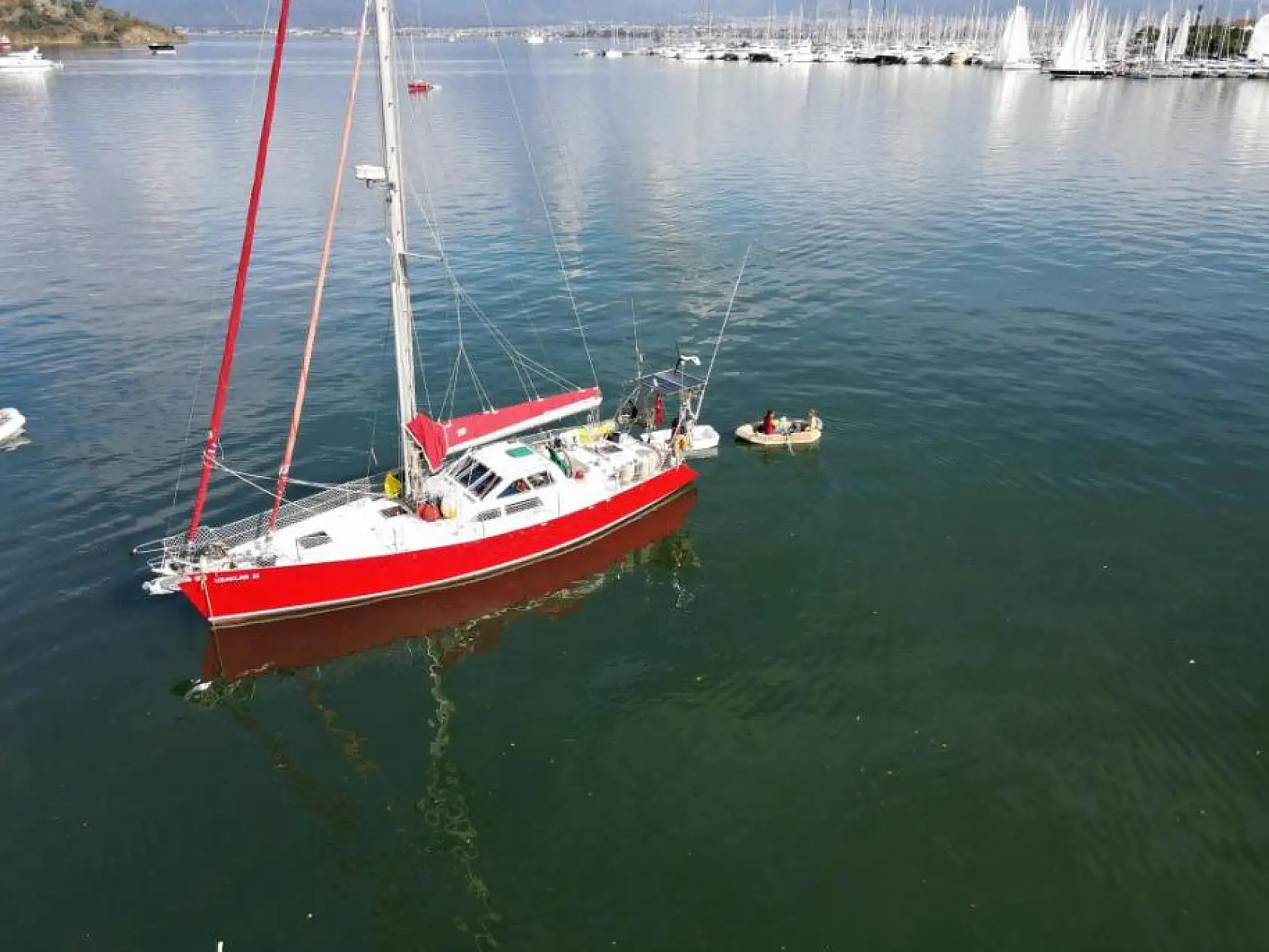 Teknede yaşayan aile Fethiye'ye demir attı