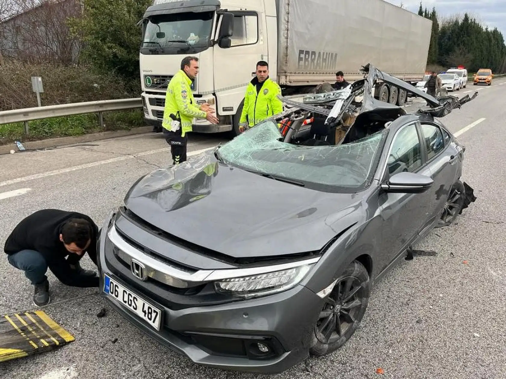 Tıra çarpan otomobilin tavanı koptu: 3 yaralı