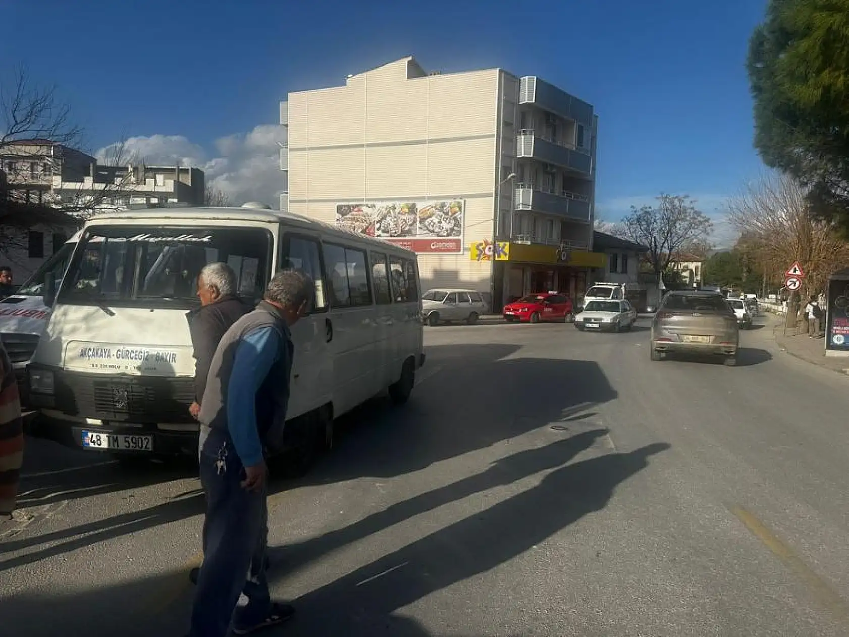 Minibüs 2 yayaya çarparak yaraladı