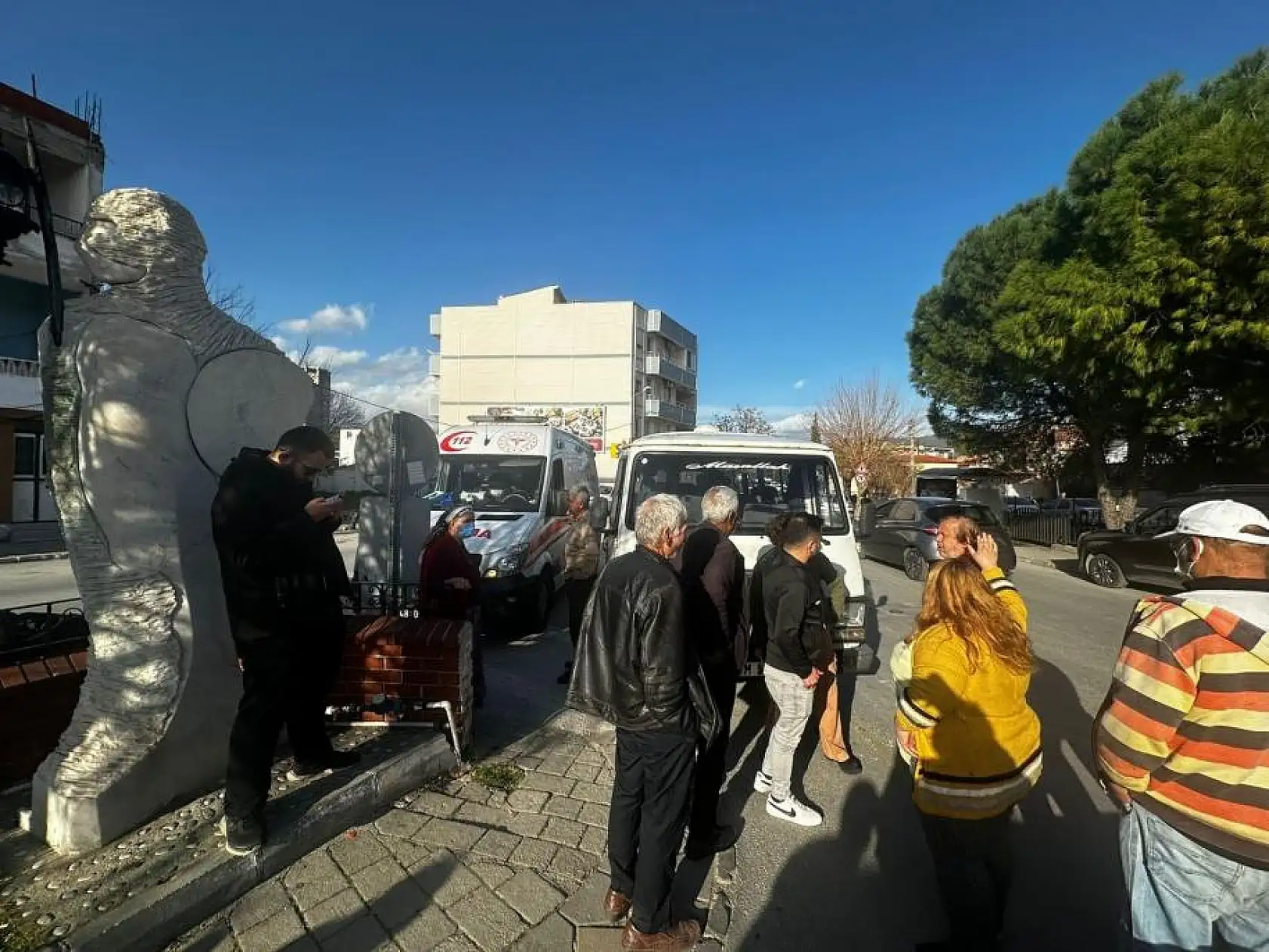 Minibüs 2 yayaya çarparak yaraladı