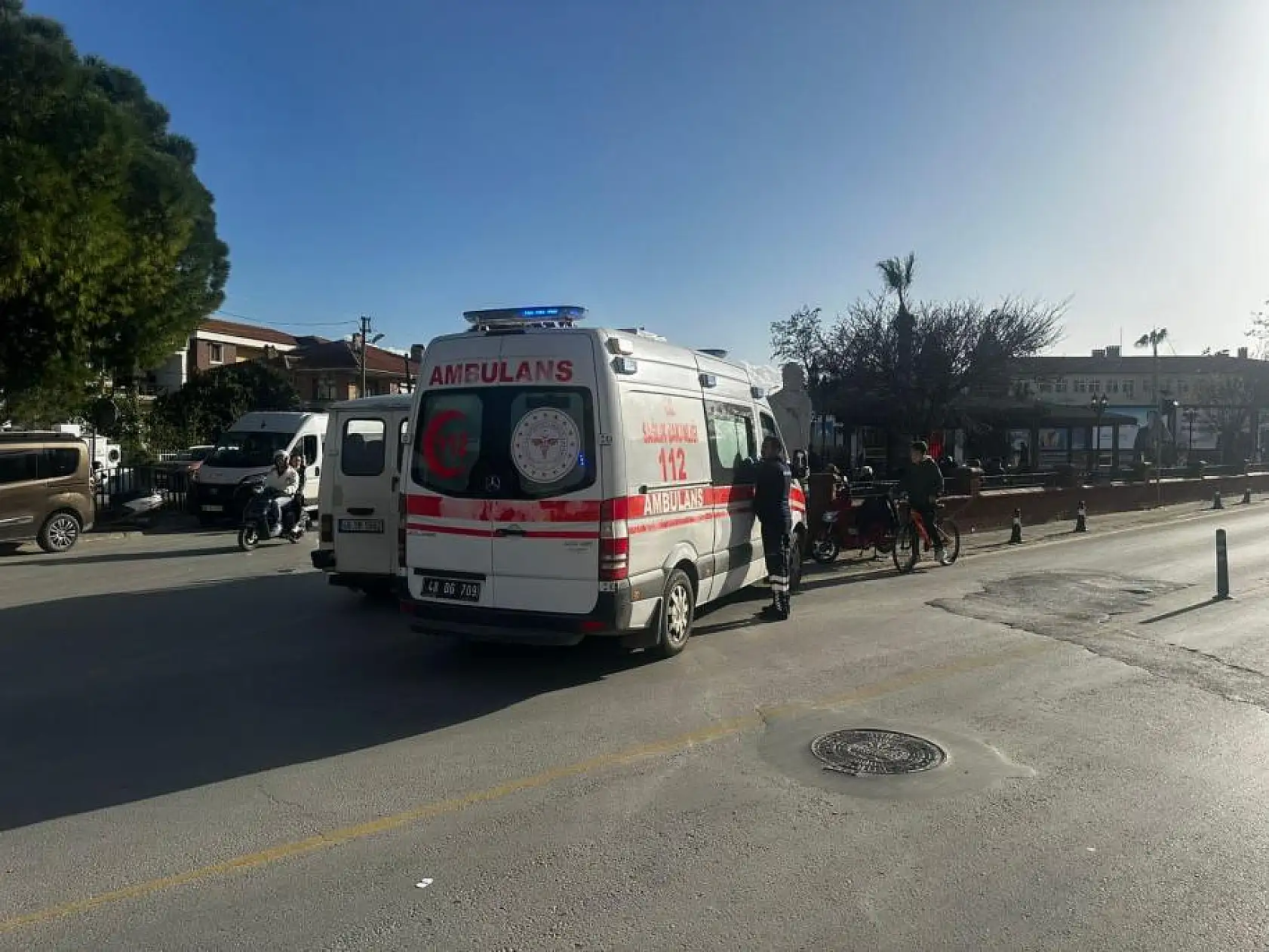 Minibüs 2 yayaya çarparak yaraladı