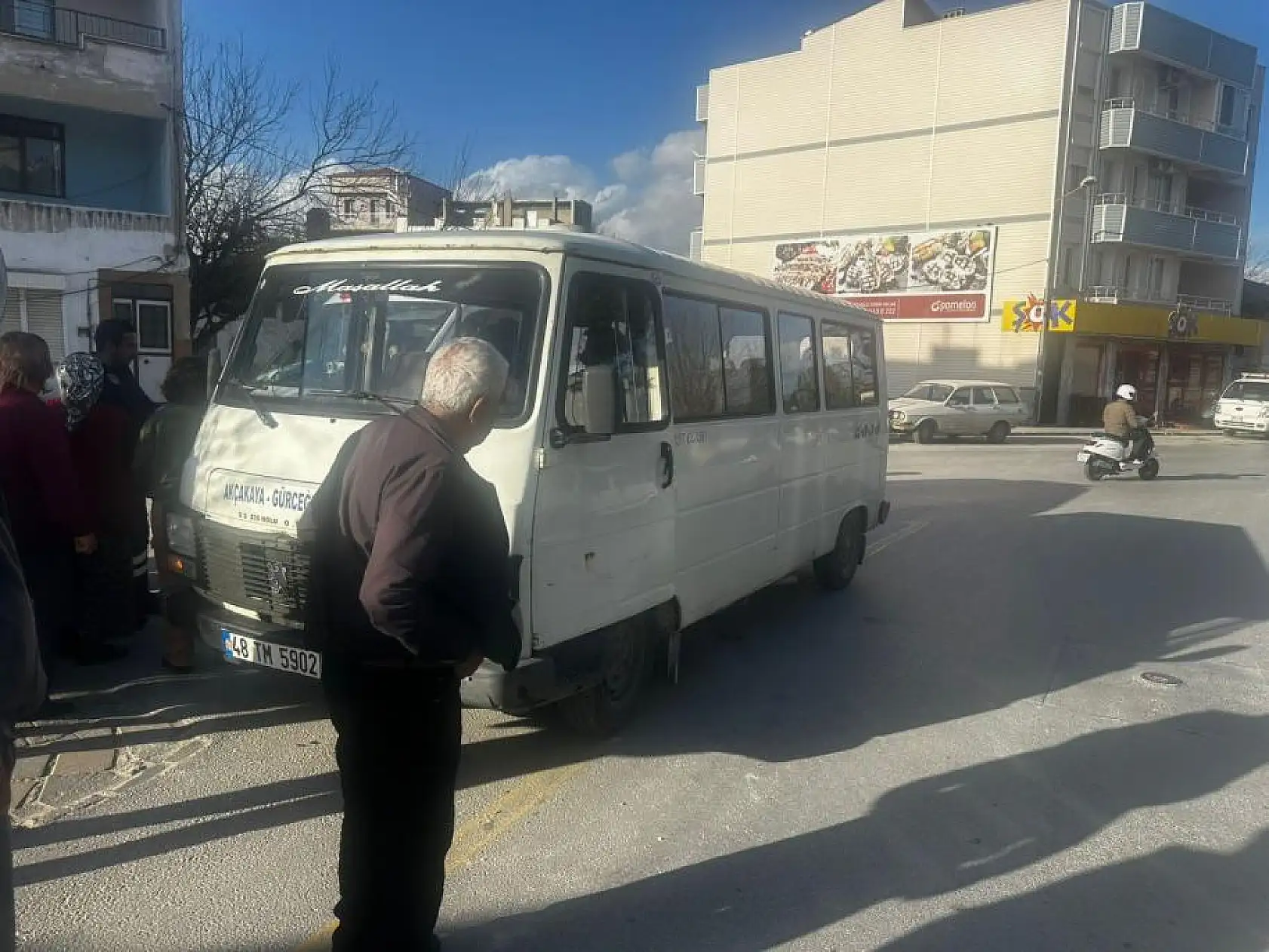 Minibüs 2 yayaya çarparak yaraladı