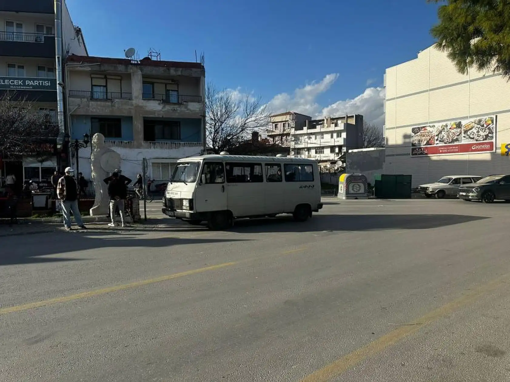 Minibüs 2 yayaya çarparak yaraladı