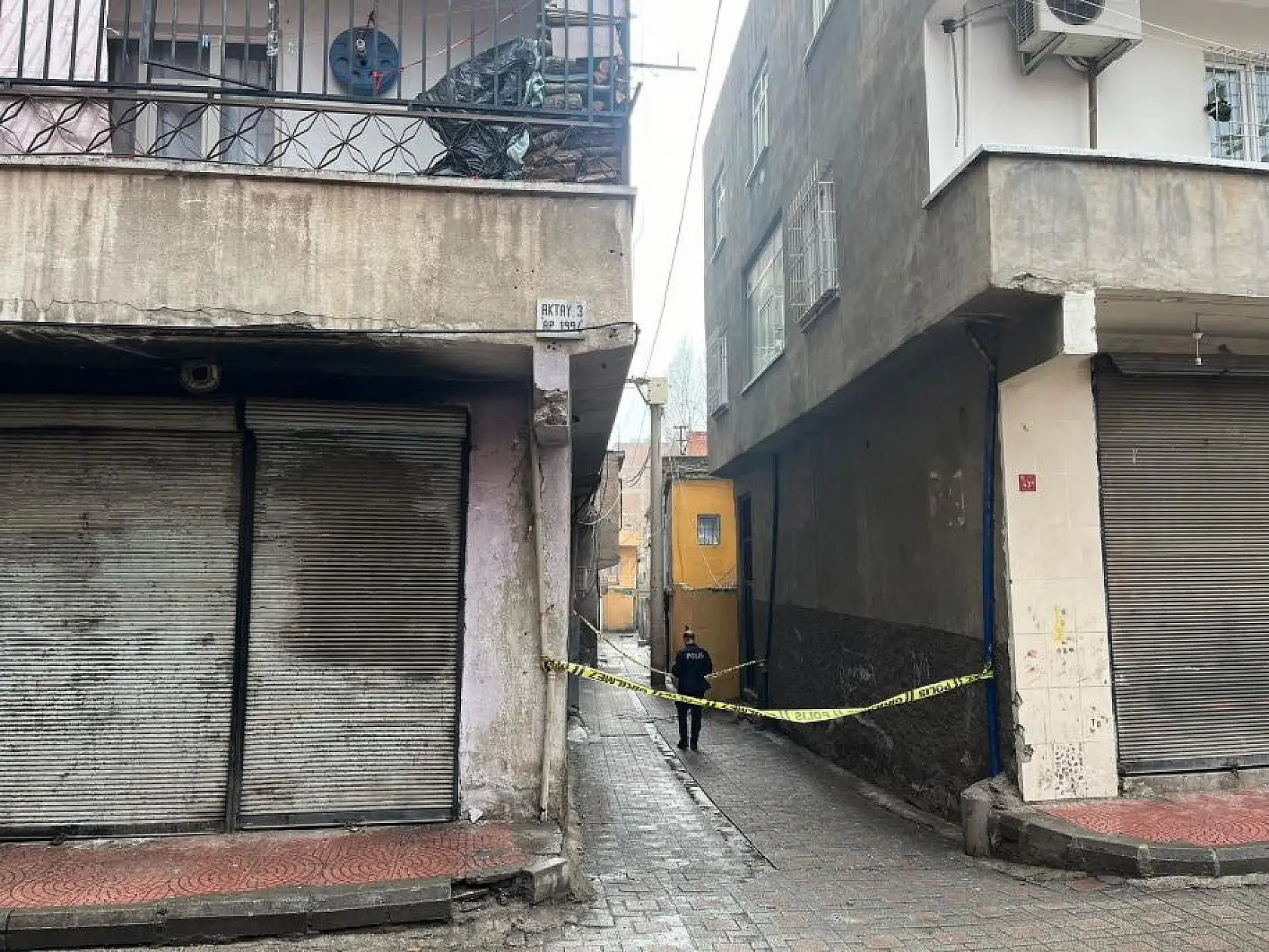 Ev yangınında baba feci şekilde öldü, oğlu dumandan zehirlendi