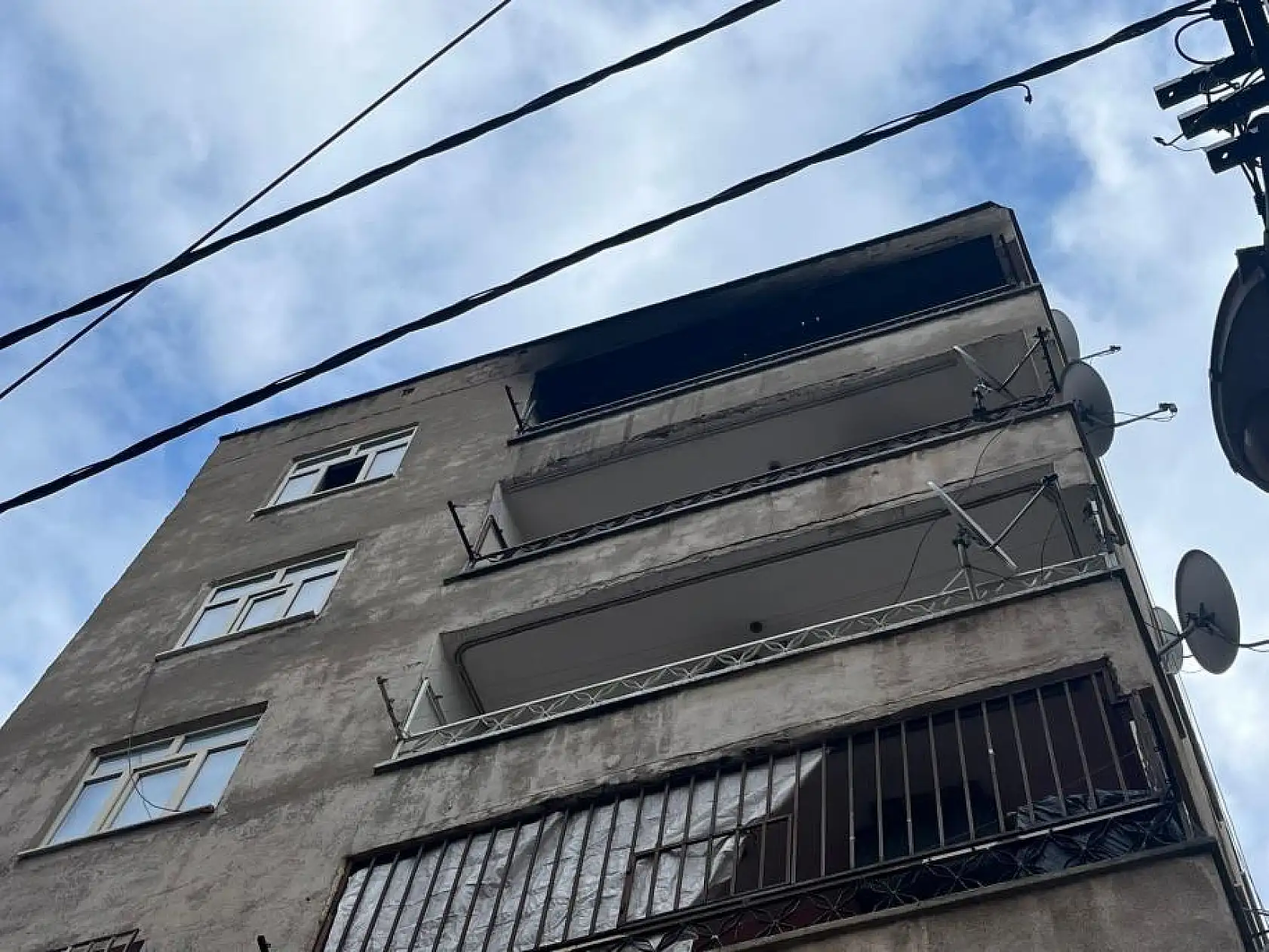 Ev yangınında baba feci şekilde öldü, oğlu dumandan zehirlendi