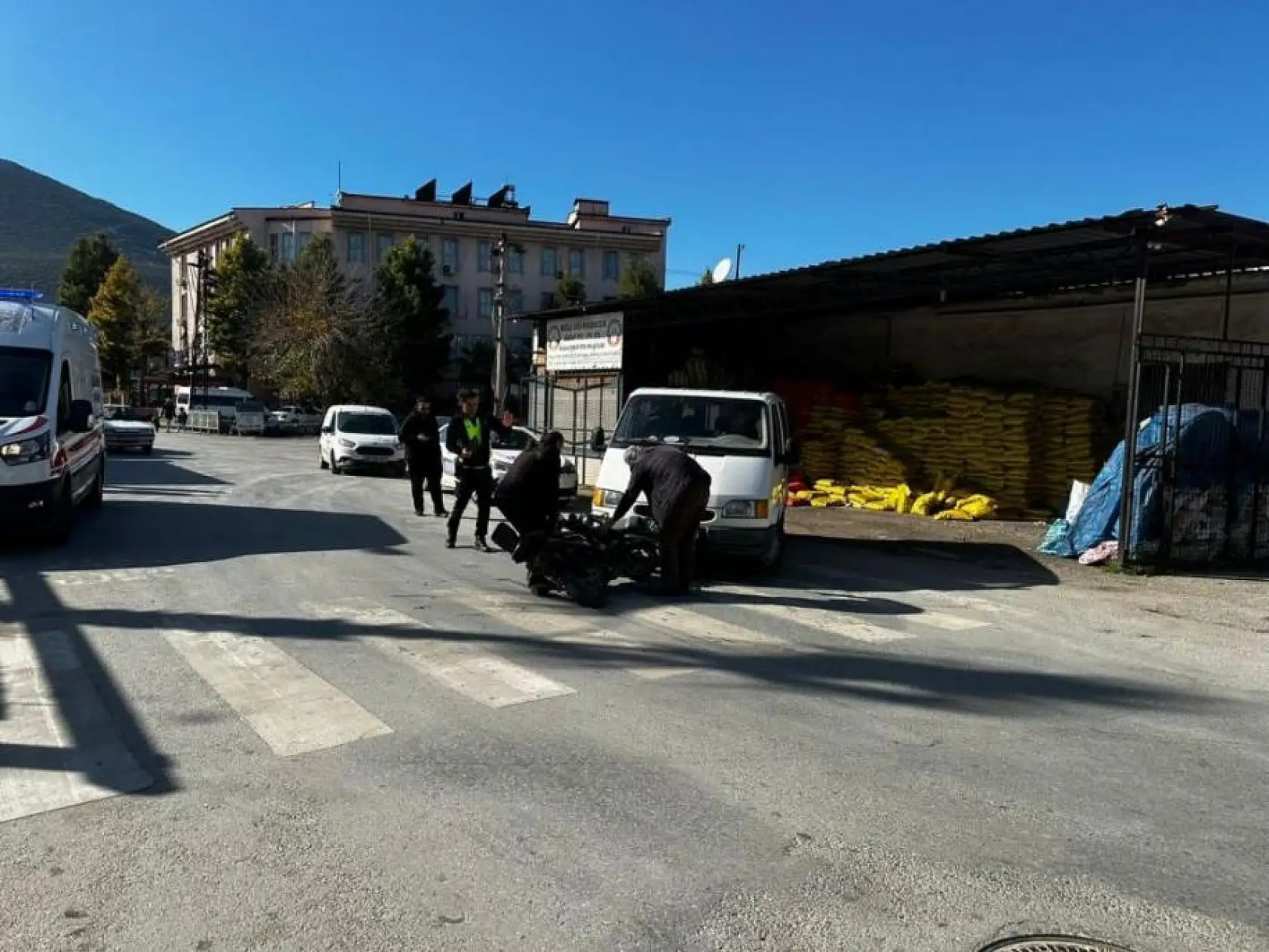 Minibüs ile elektrikli bisiklet çarpıştı, 1 yaralı