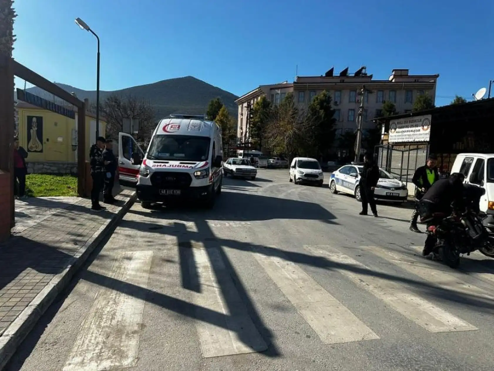 Minibüs ile elektrikli bisiklet çarpıştı, 1 yaralı