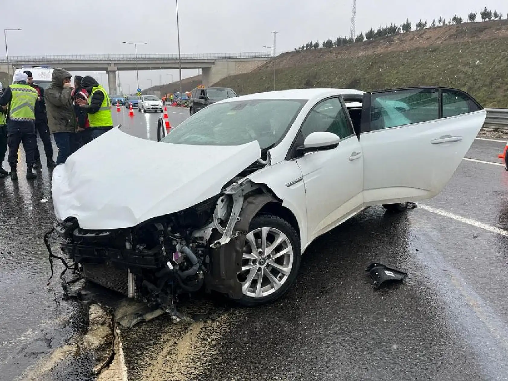 3 aracın karıştığı feci kazada çok sayıda yaralı var!