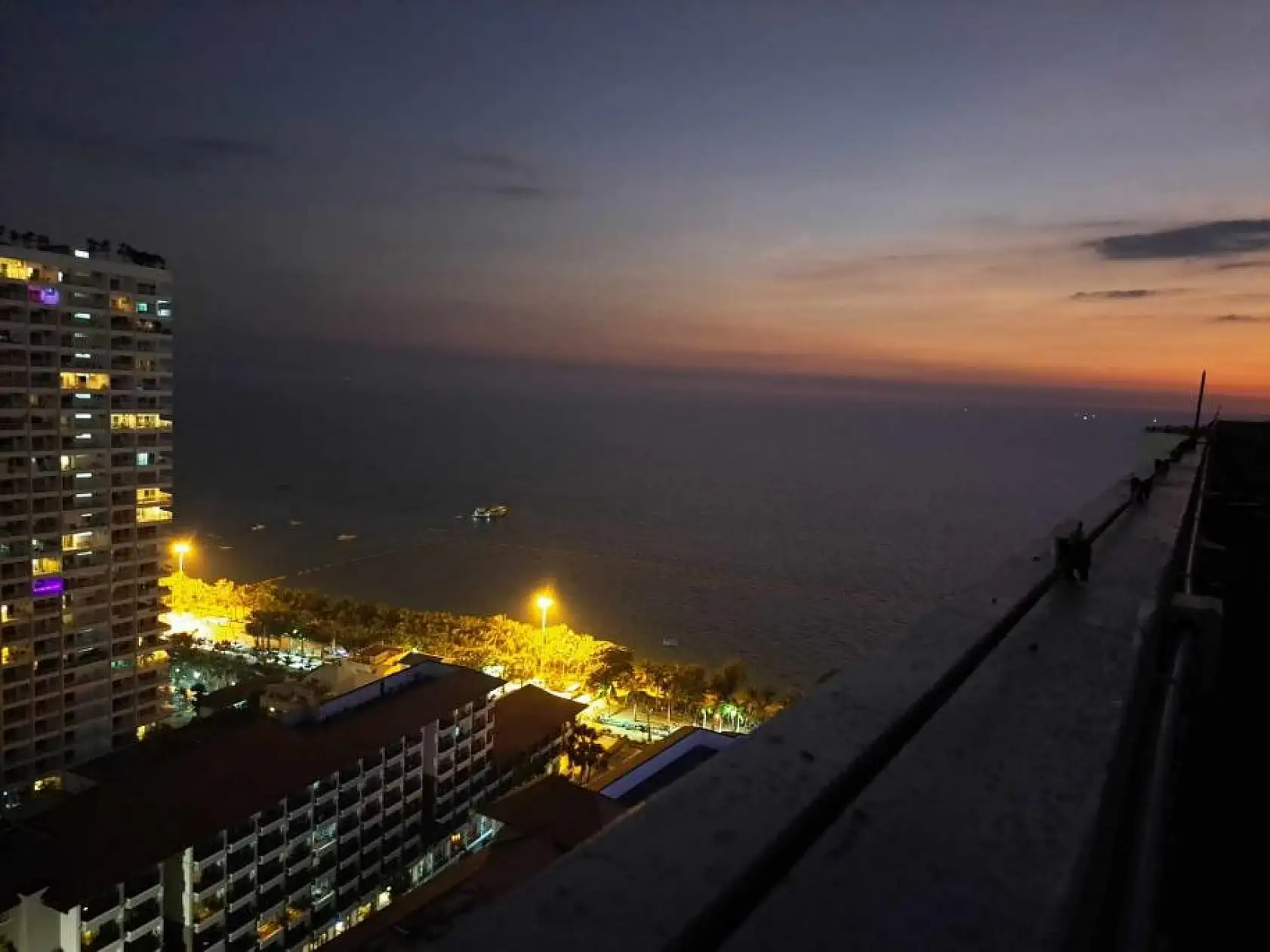 30 katlı binadan izinsiz atladı, paraşütü açılmayınca yere çakılıp öldü