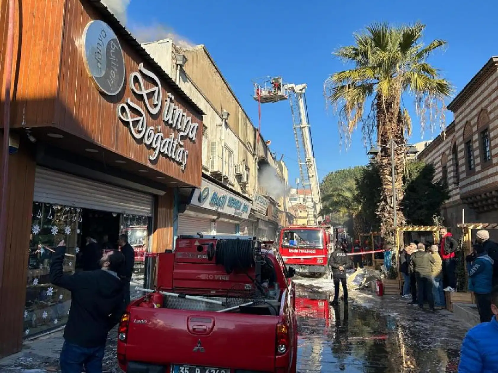 Tarihi Kemeraltı Çarşısı'nda yangın