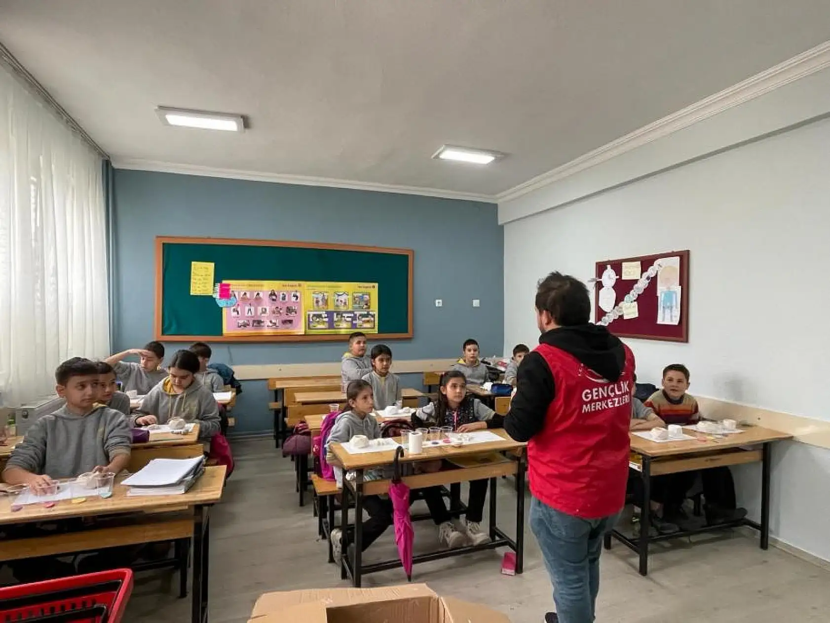 Gönüllü Gençler Çocukları Sanatla Buluşturdu