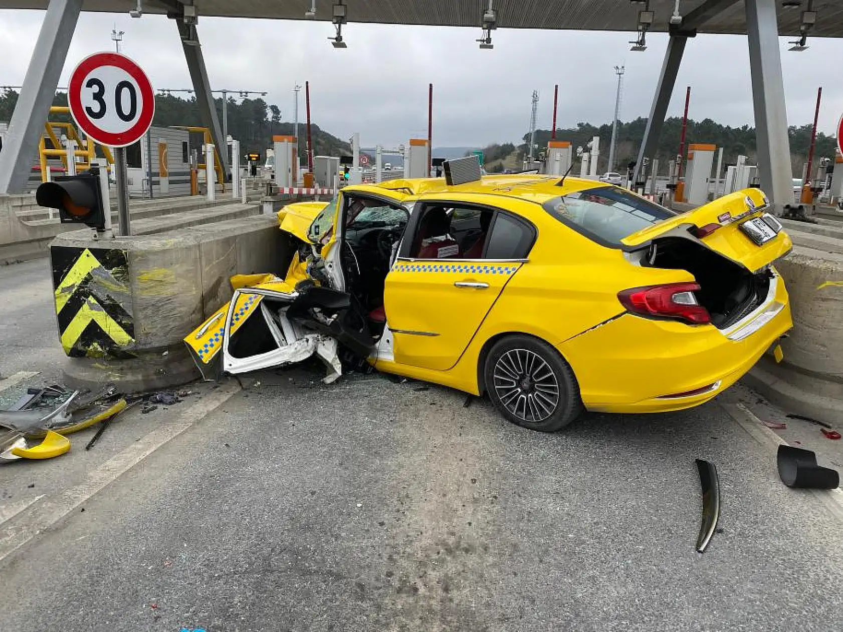 Ticari taksi gişeye çarptı: Feci kazada 2 ağır yaralı