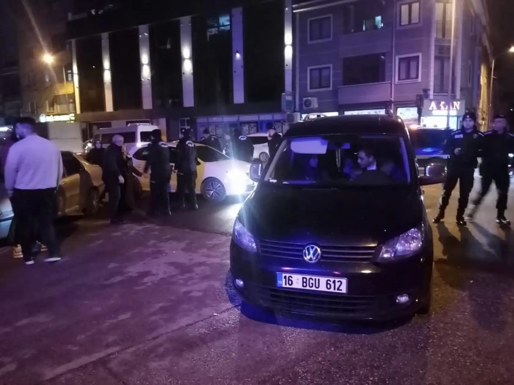 Ehliyetsiz sürücü, yolun karşısına geçmeye çalışan aileye çarptı: Yaralılar var!