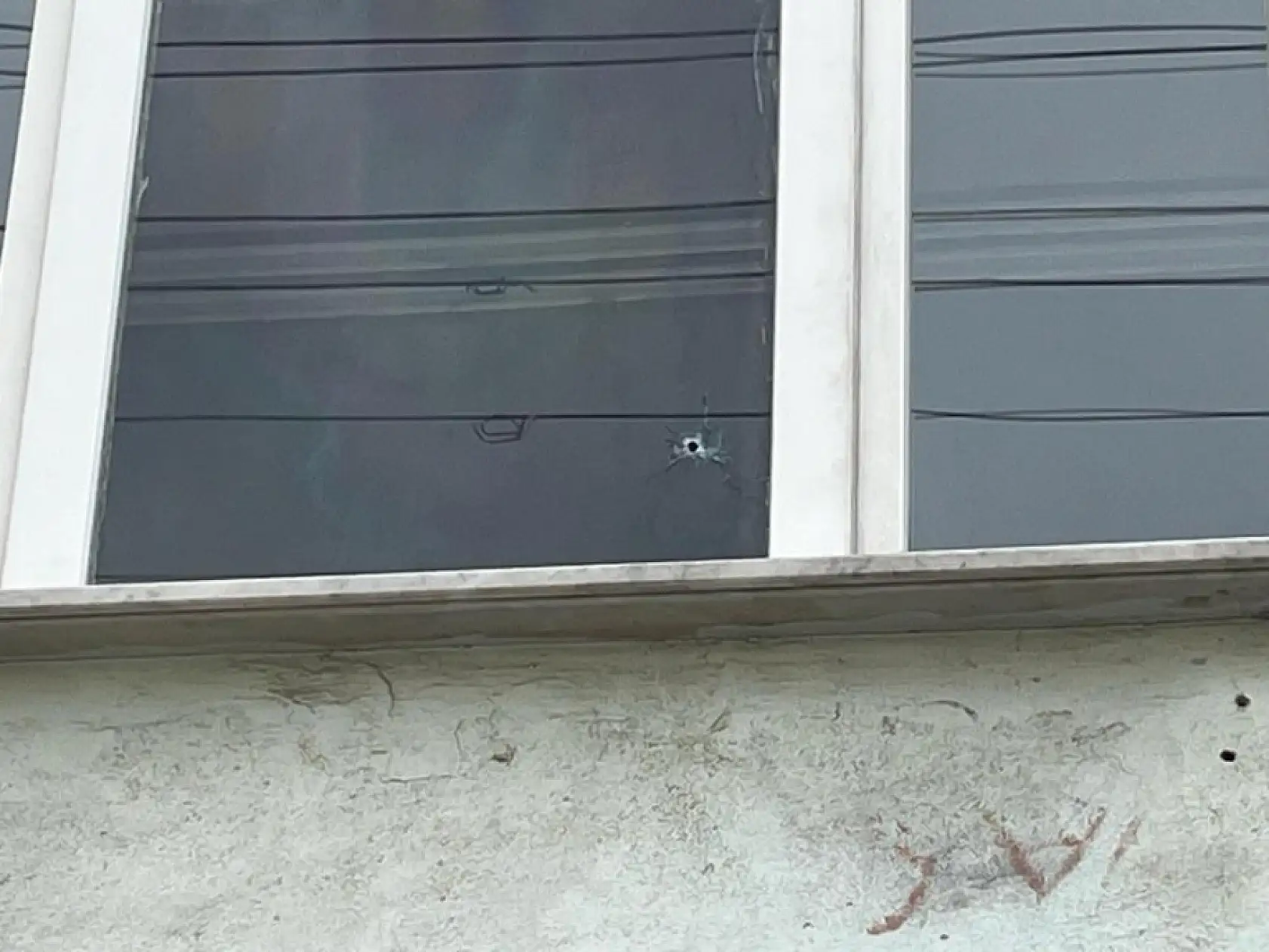 Oto galeriye kurşun yağdırdı 1 kişi yaralandı, facia teğet geçti