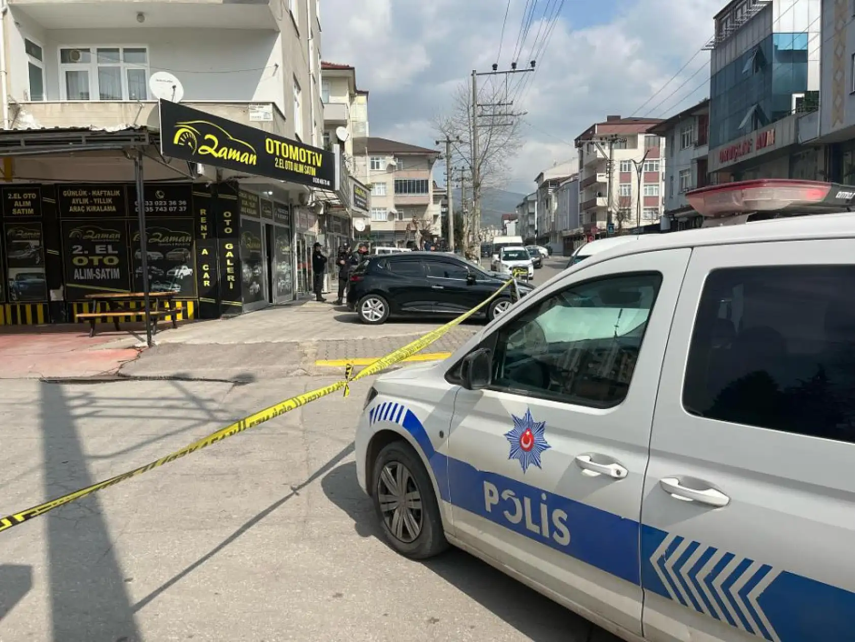 Oto galeriye kurşun yağdırdı 1 kişi yaralandı, facia teğet geçti