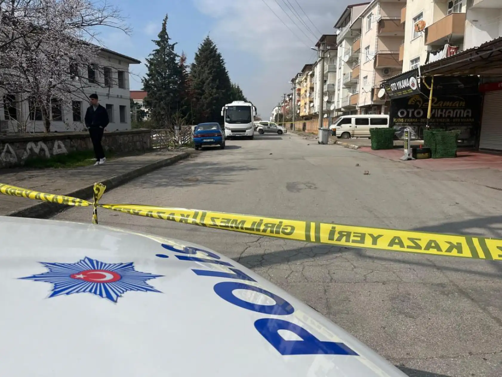 Oto galeriye kurşun yağdırdı 1 kişi yaralandı, facia teğet geçti