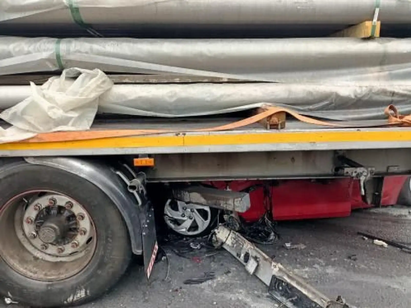 Tırın altına giren otomobil yandı, sürücü öldü