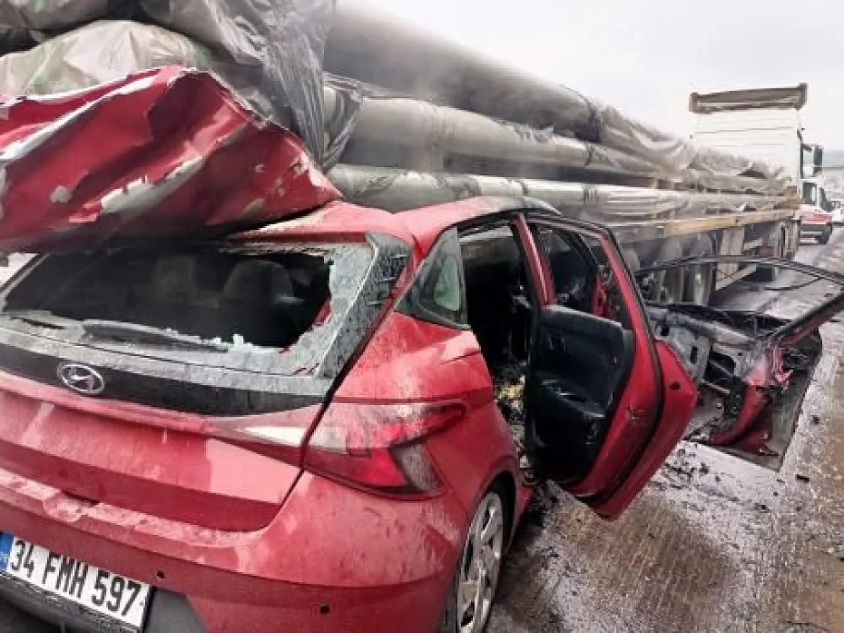 Tırın altına giren otomobil yandı, sürücü öldü