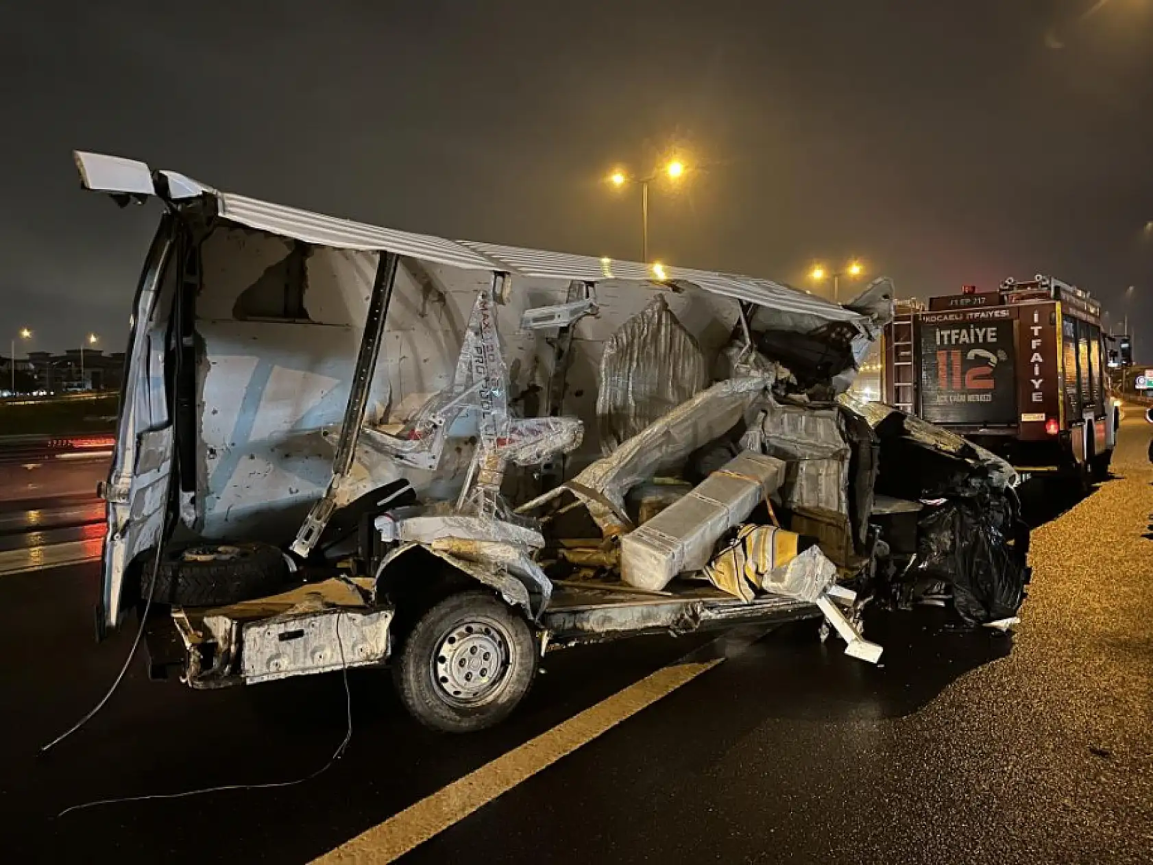 Tıra çarparak ikiye bölünen panelvanda sürücü öldü