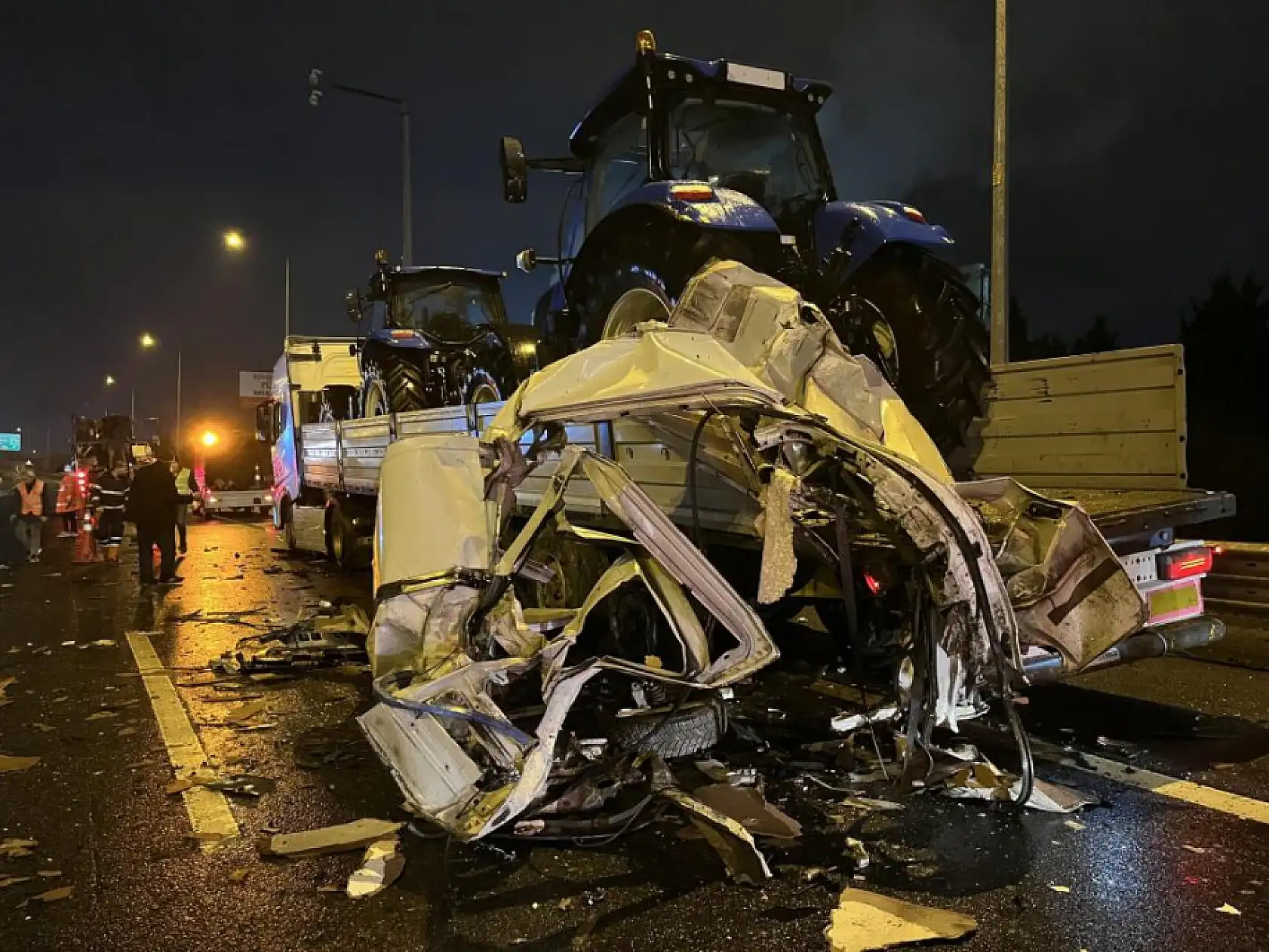 Tıra çarparak ikiye bölünen panelvanda sürücü öldü