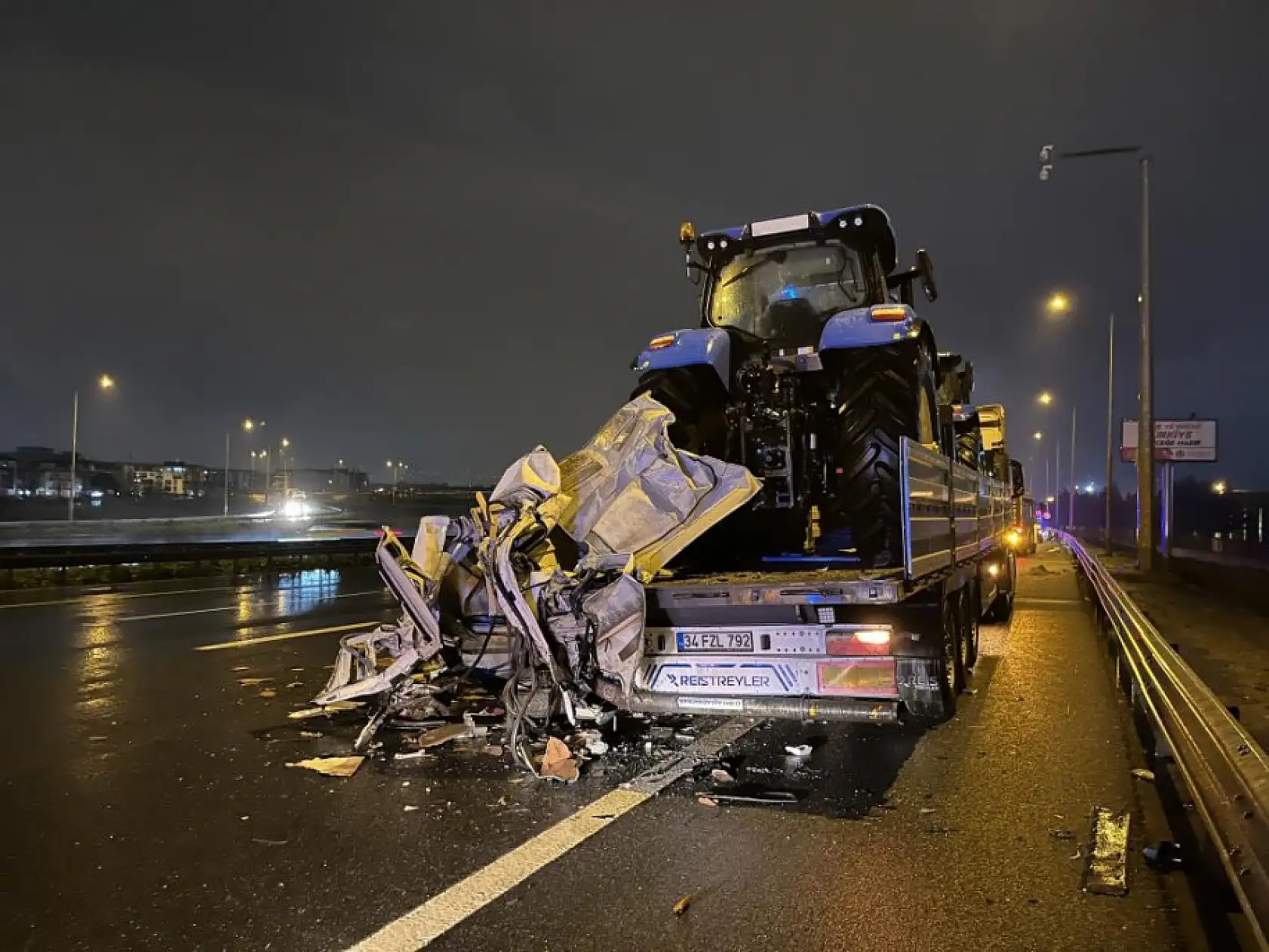 Tıra çarparak ikiye bölünen panelvanda sürücü öldü