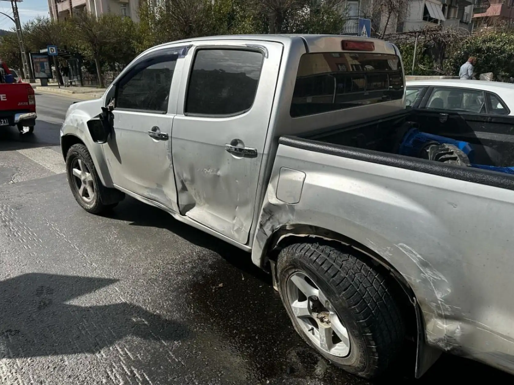 Muğla'da kamyonet ile otomobil çarpıştı, 1 yaralı