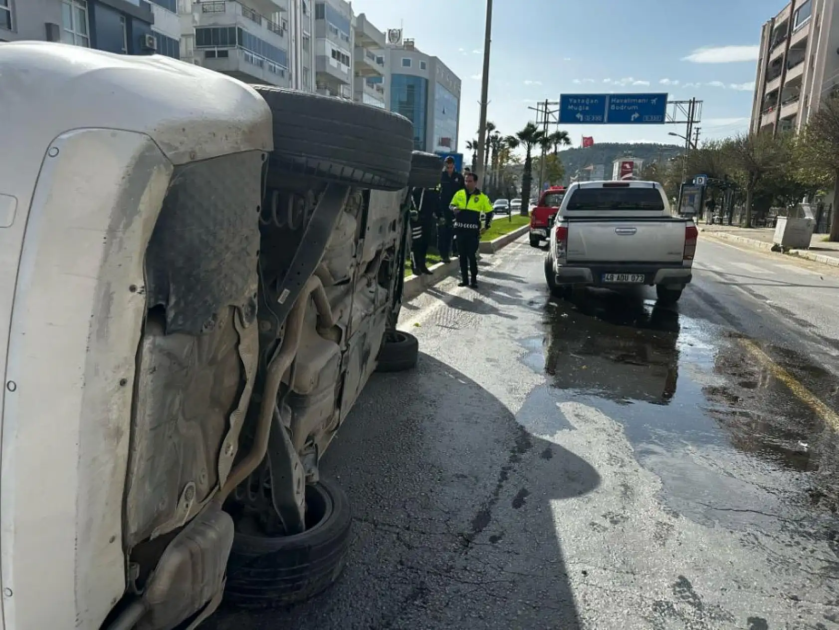 Muğla'da kamyonet ile otomobil çarpıştı, 1 yaralı