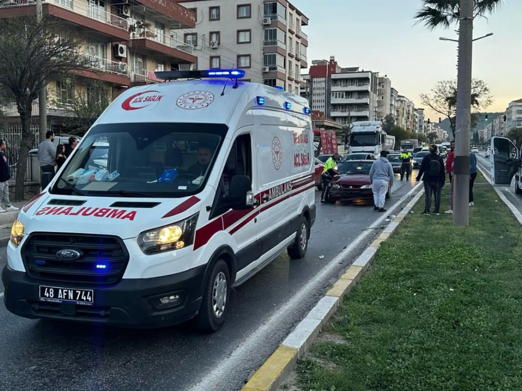 Elektrikli motosiklete otomobil çarptı, 1 yaralı