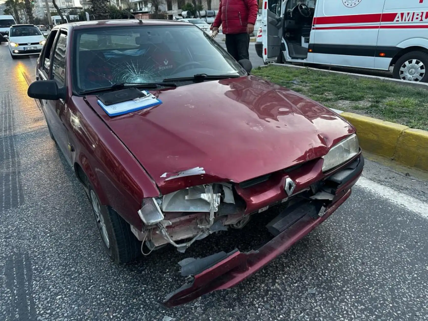 Elektrikli motosiklete otomobil çarptı, 1 yaralı