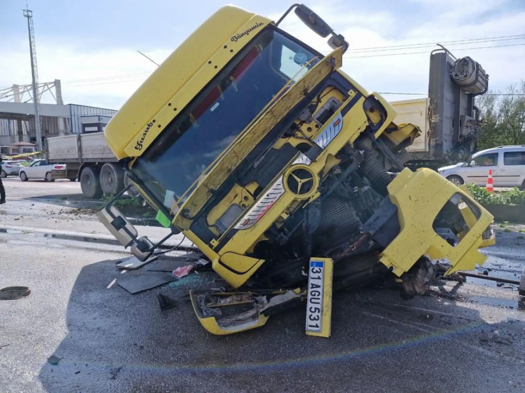 Otomobil tıra çarptı, can pazarında 5 ölü