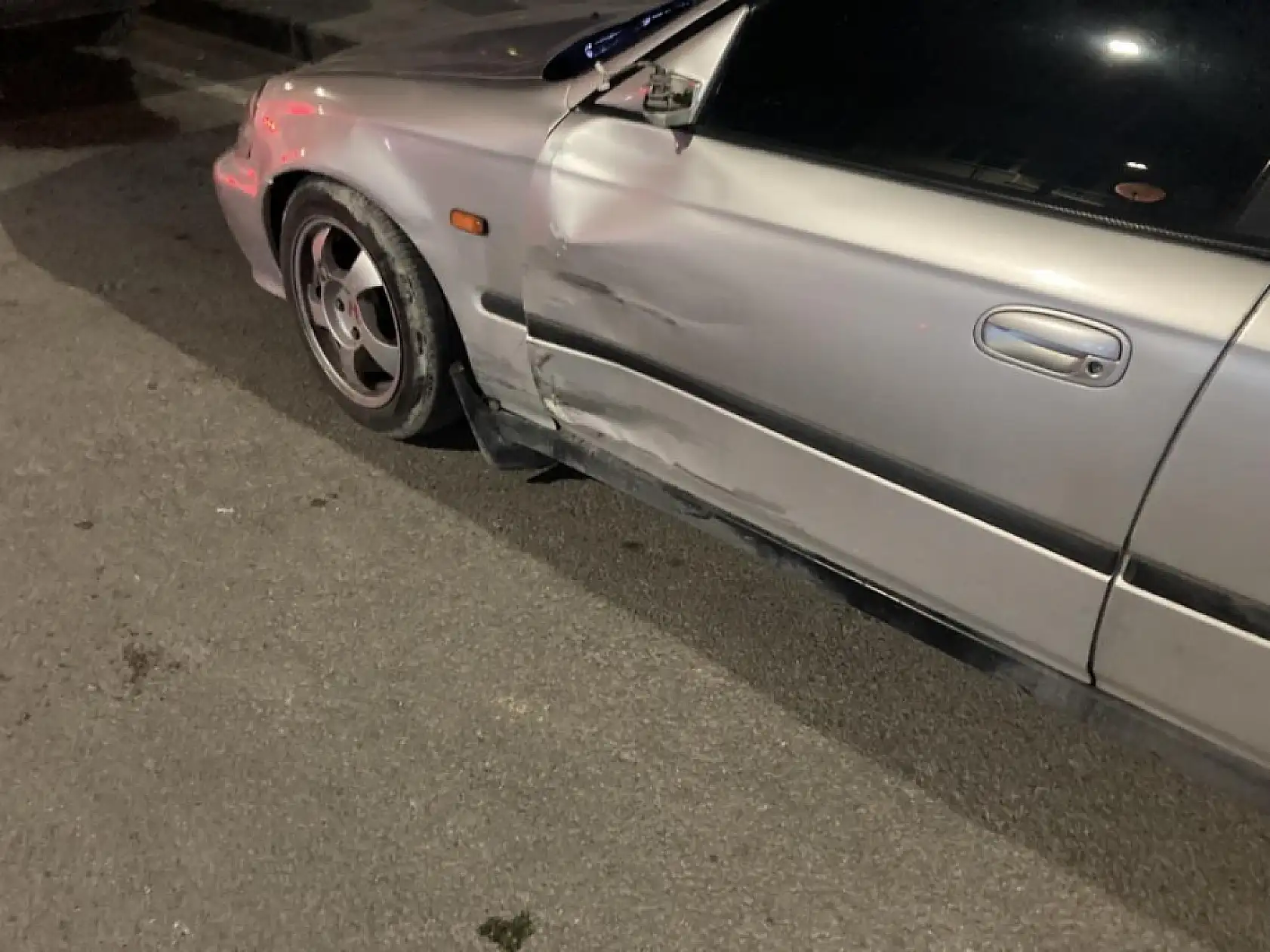 Otomobile çarpıp sürüklenen motosikletli genç ağır yaralandı