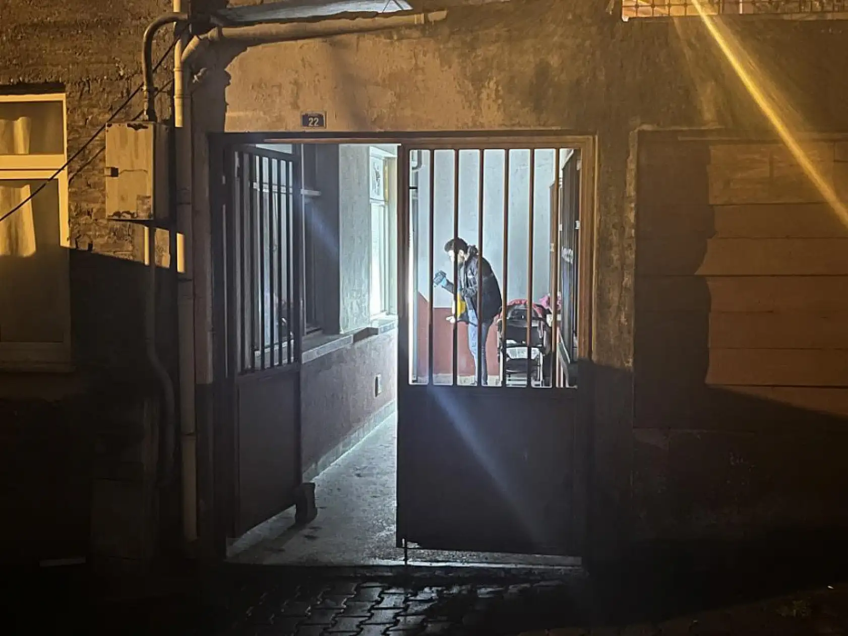 Abisinin boğazını keserek öldürdü