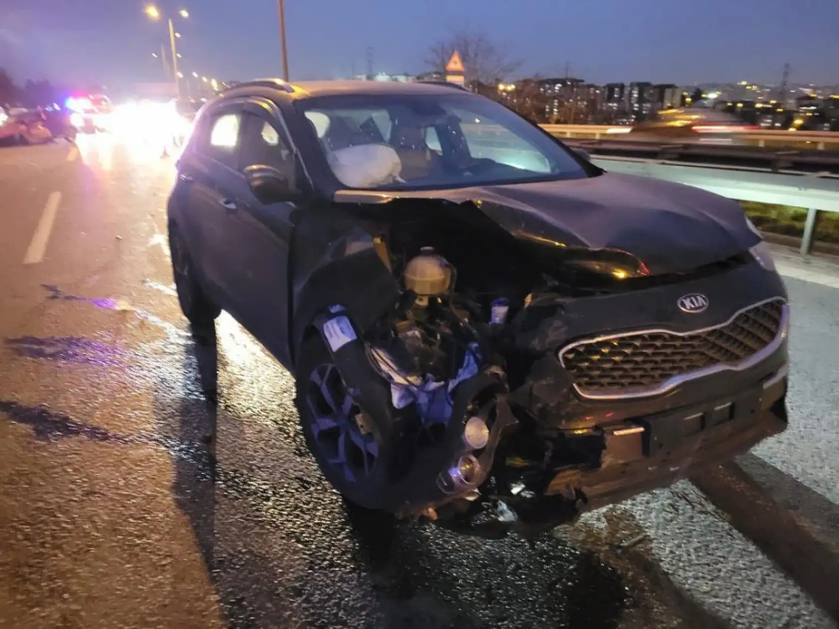 Pratisyen diş hekimi genç kadın, otomobiliyle bariyerlere çarparak hayatını kaybetti