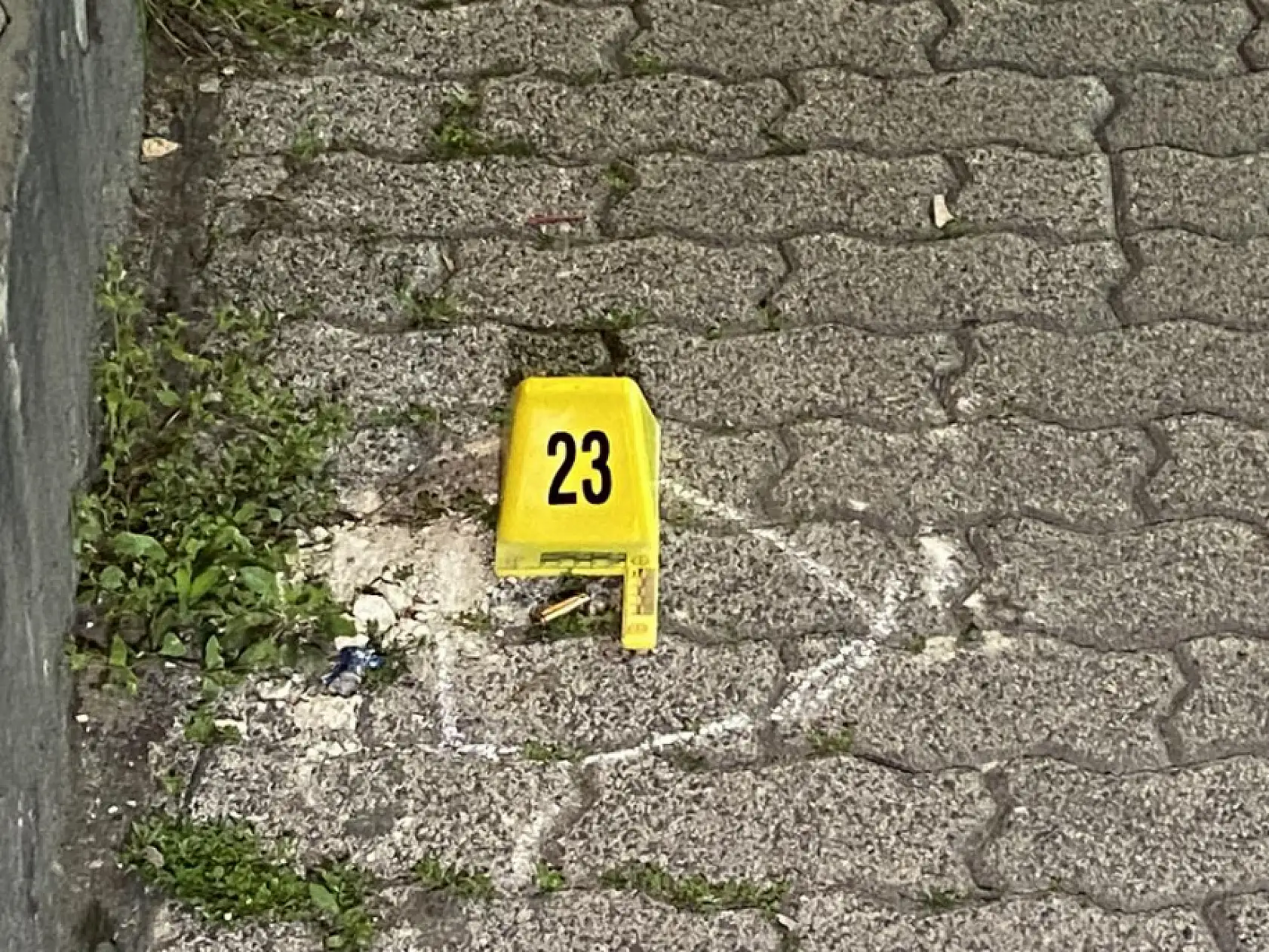 Uzun namlulu silahlarla oteli taradılar, kurşunlar yolcu dolu metrobüse isabet etti