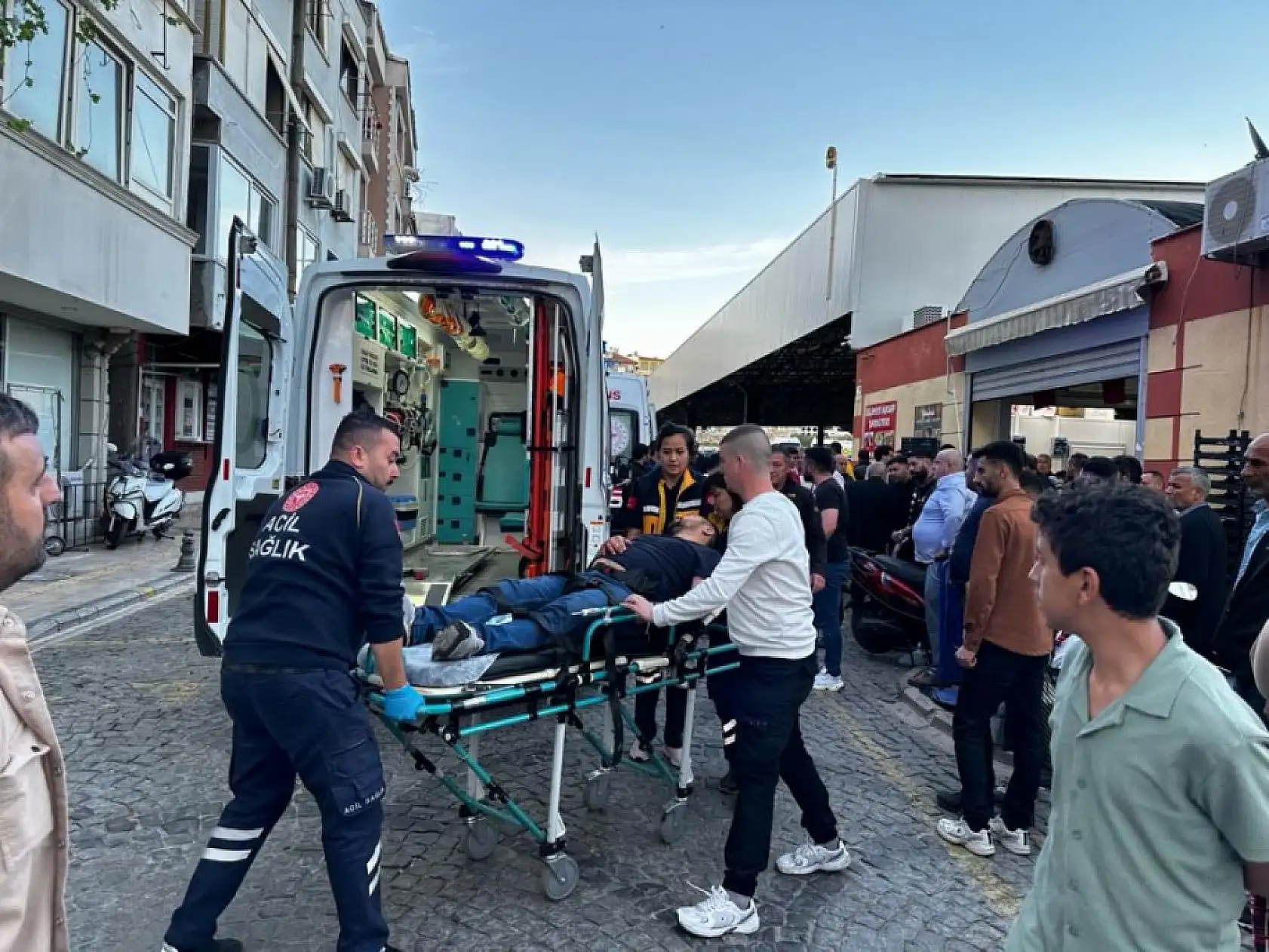 Milas'ta  iki grup arasında çıkan bıçaklı kavgada 3 kişi yaralandı