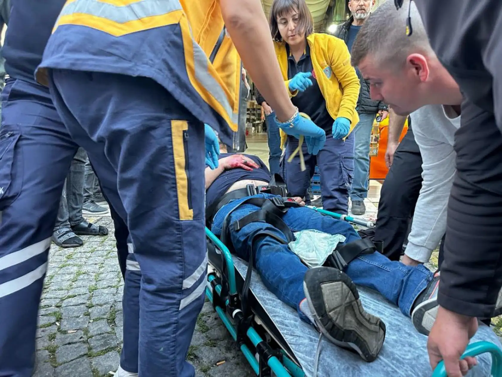 Milas'ta  iki grup arasında çıkan bıçaklı kavgada 3 kişi yaralandı