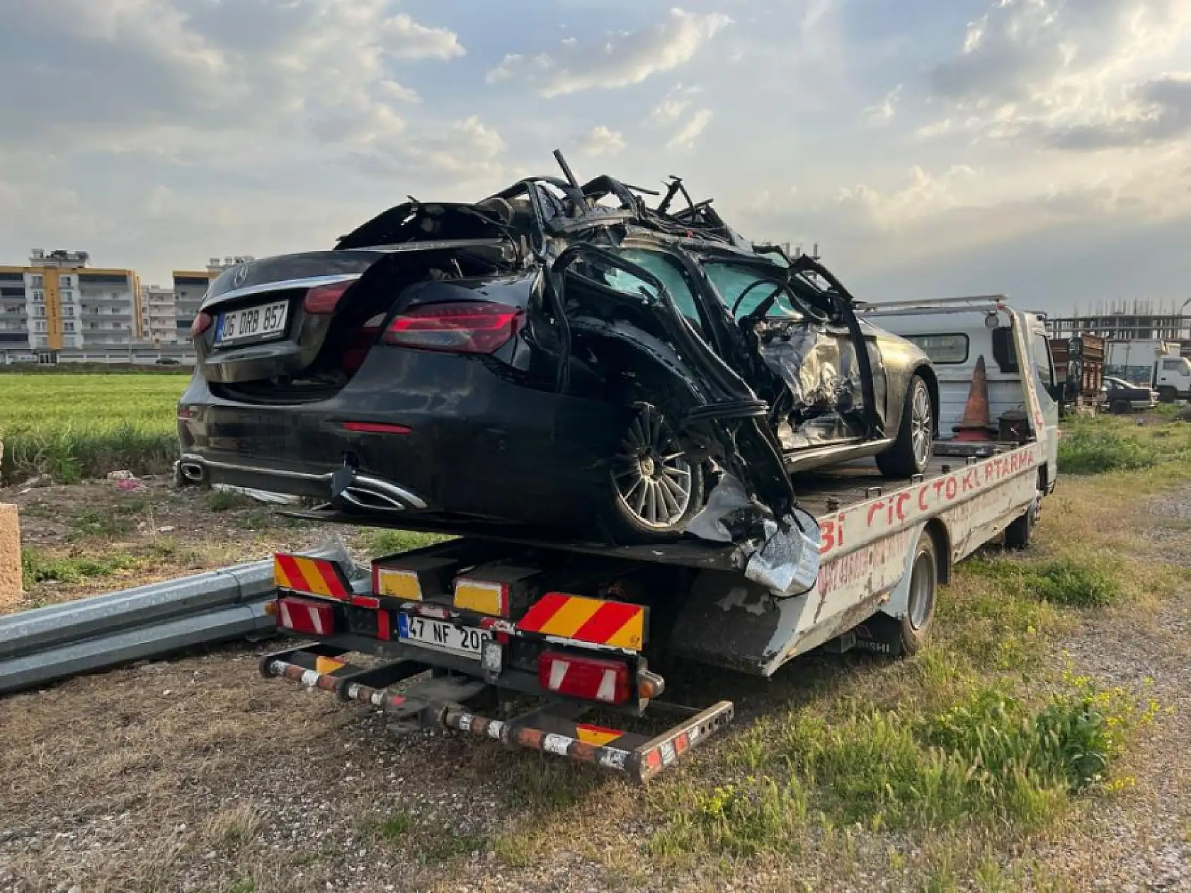 Tır ile otomobilin çarpıştığı trafik kazasında 1 çocuk hayatını kaybetti, 4 kişi yaralandı
