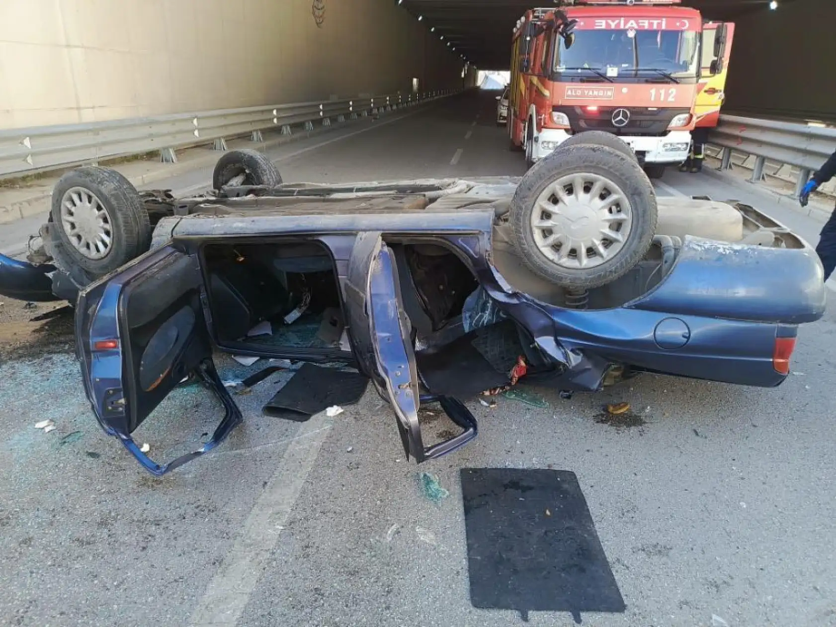 Çok kötü kaza! Virajını alamadı, alt geçite düştü..