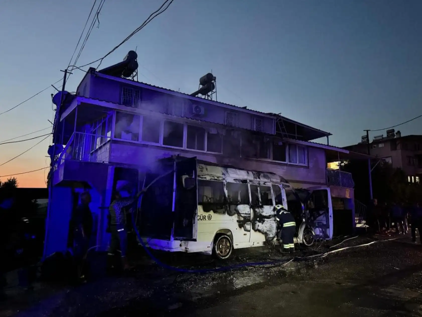 Fethiye'de minibüste yangın çıktı! Alevleri yanındaki binaya sıçradı