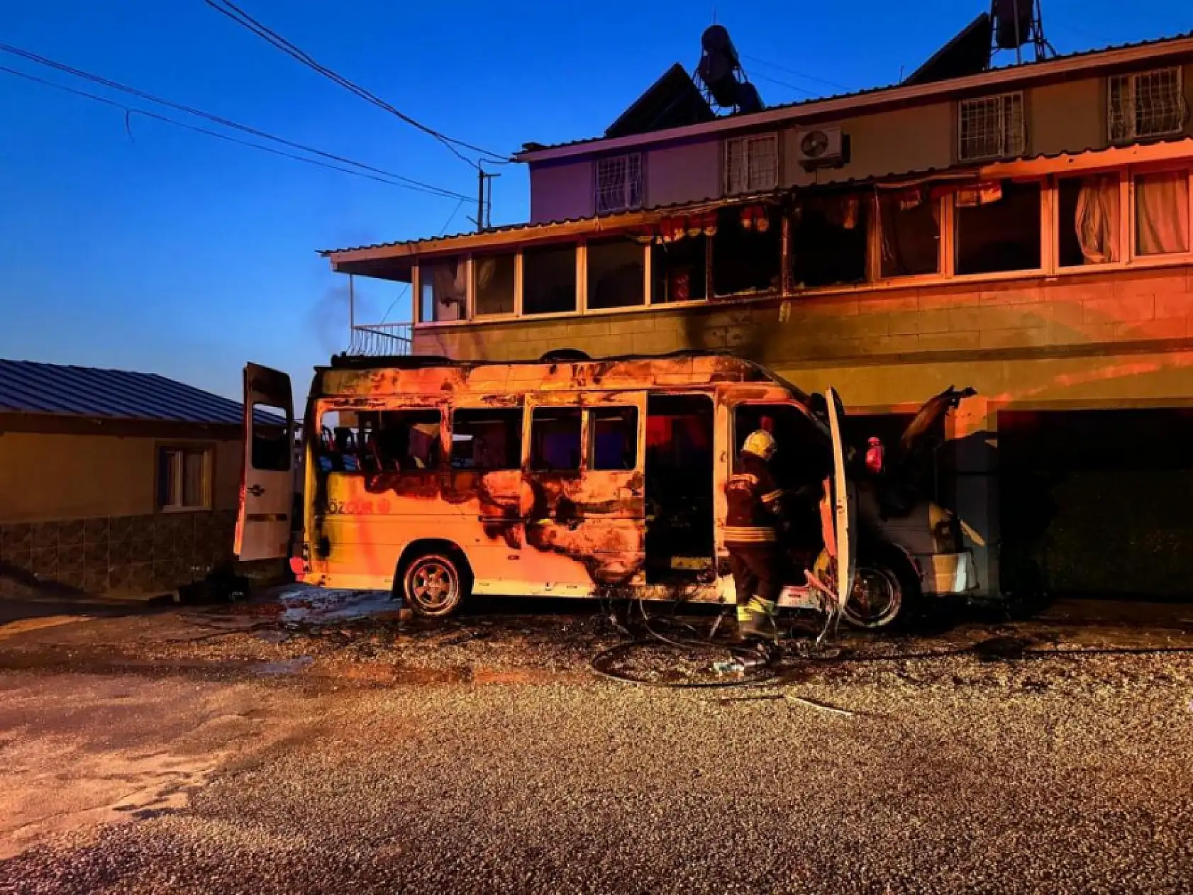 Fethiye'de minibüste yangın çıktı! Alevleri yanındaki binaya sıçradı
