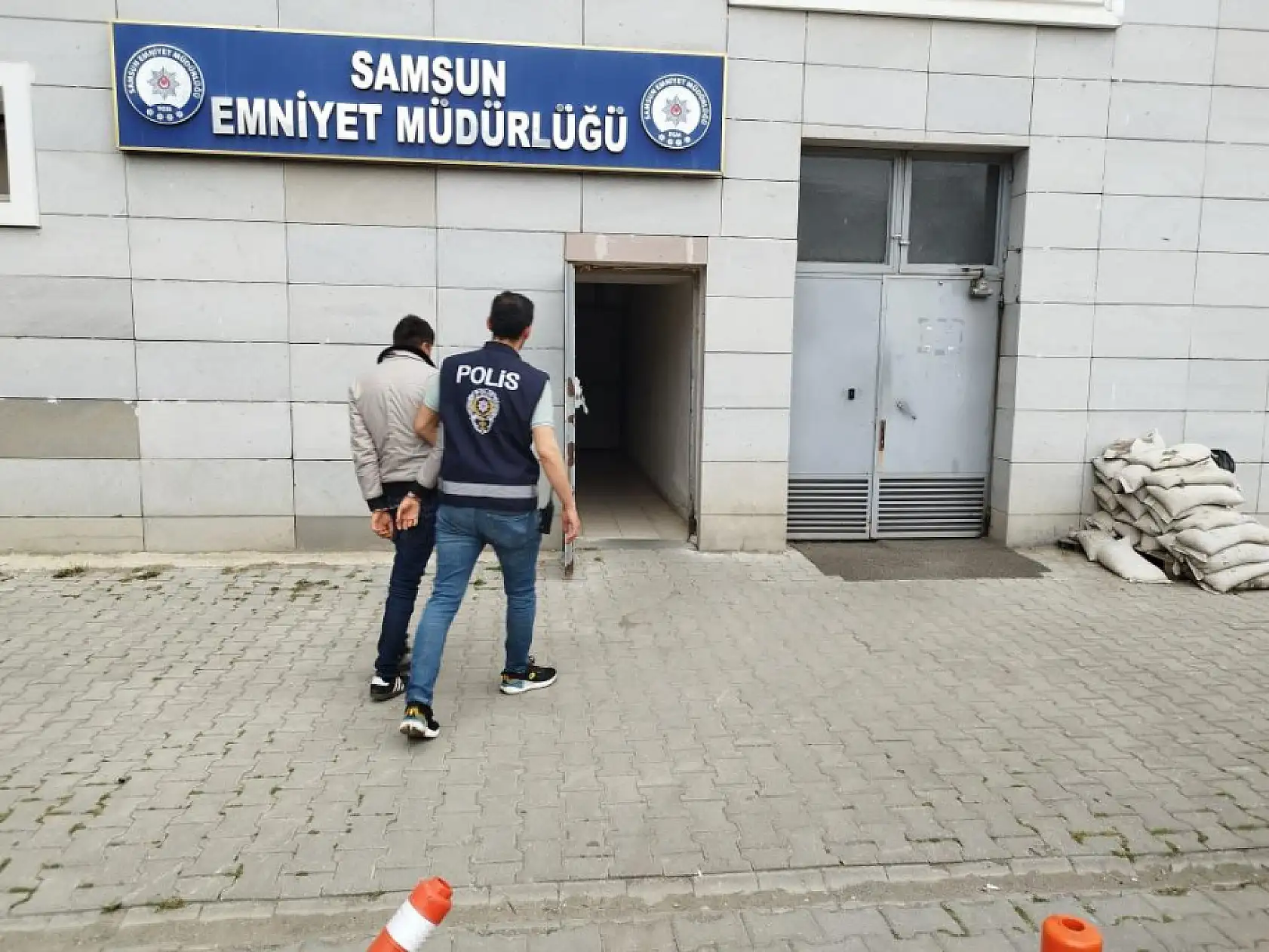 'Sahte polis' 300 bin TL dolandırdı, gerçek polisten kaçamadı
