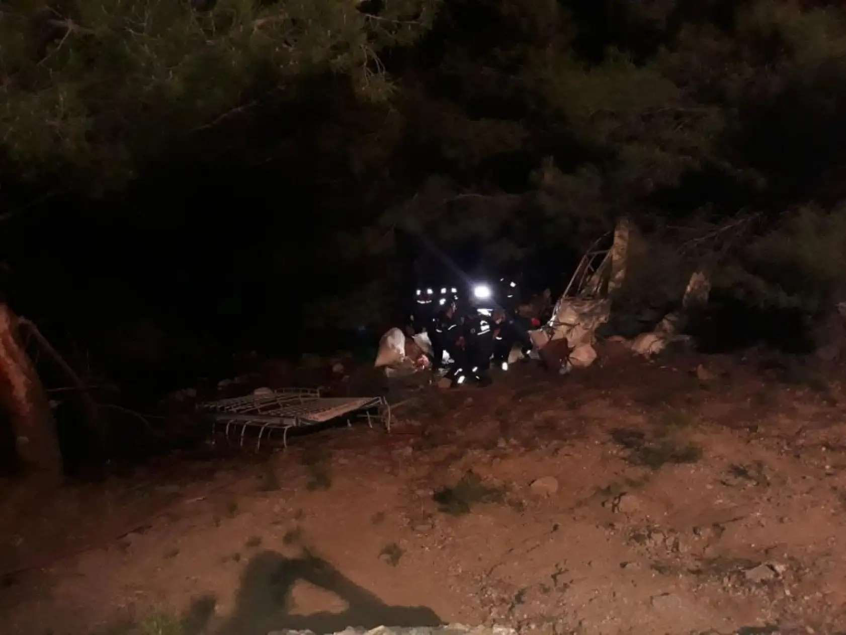 Tarım işçilerini taşıyan minibüs uçuruma düşüp yandı: 3 kişi hayatını kaybetti, 18 kişi yaralandı