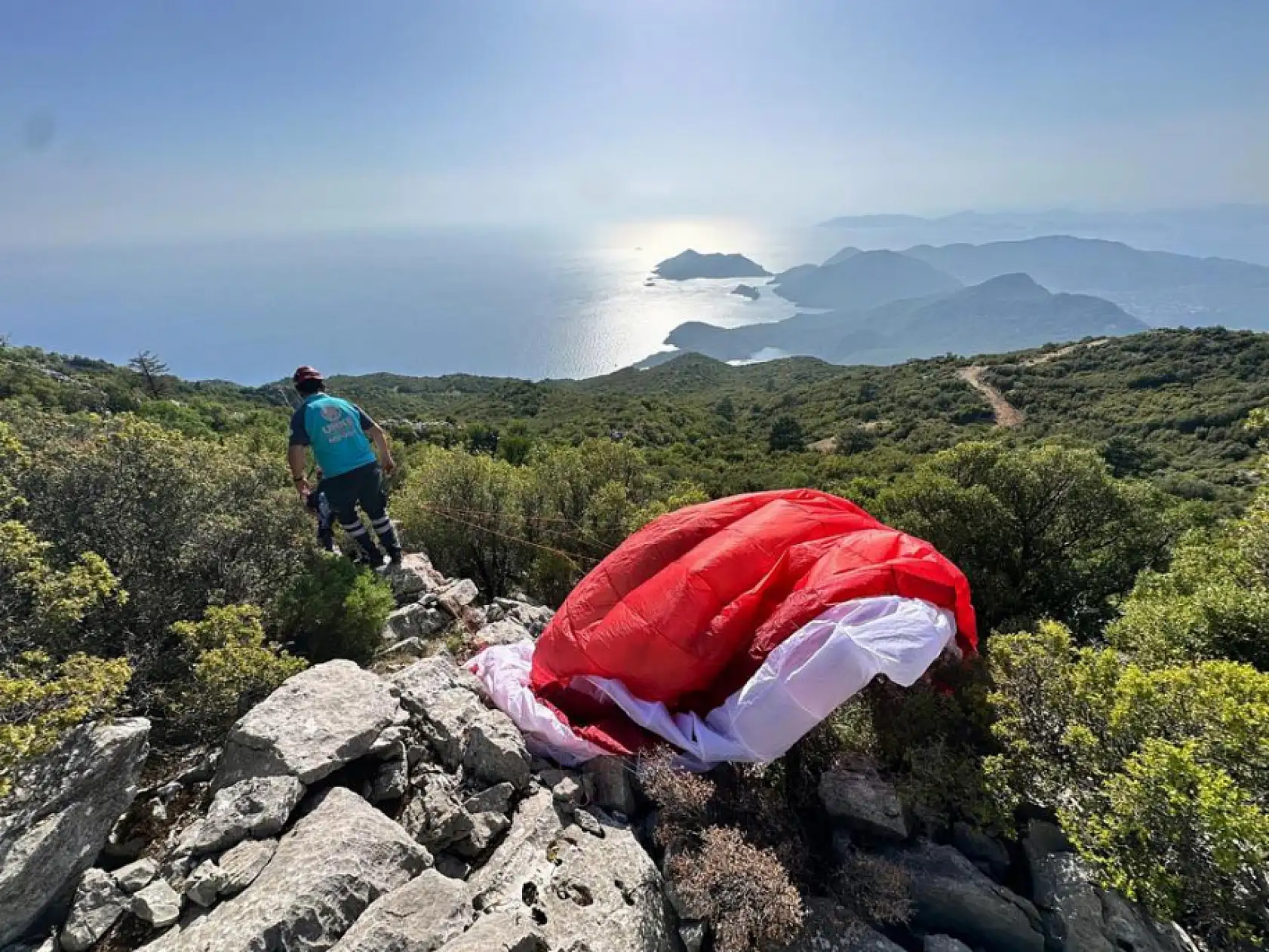 Fethiye'de paraşüt kazası! Yaralanan genci UMKE ve JAK ekipleri kurtardı