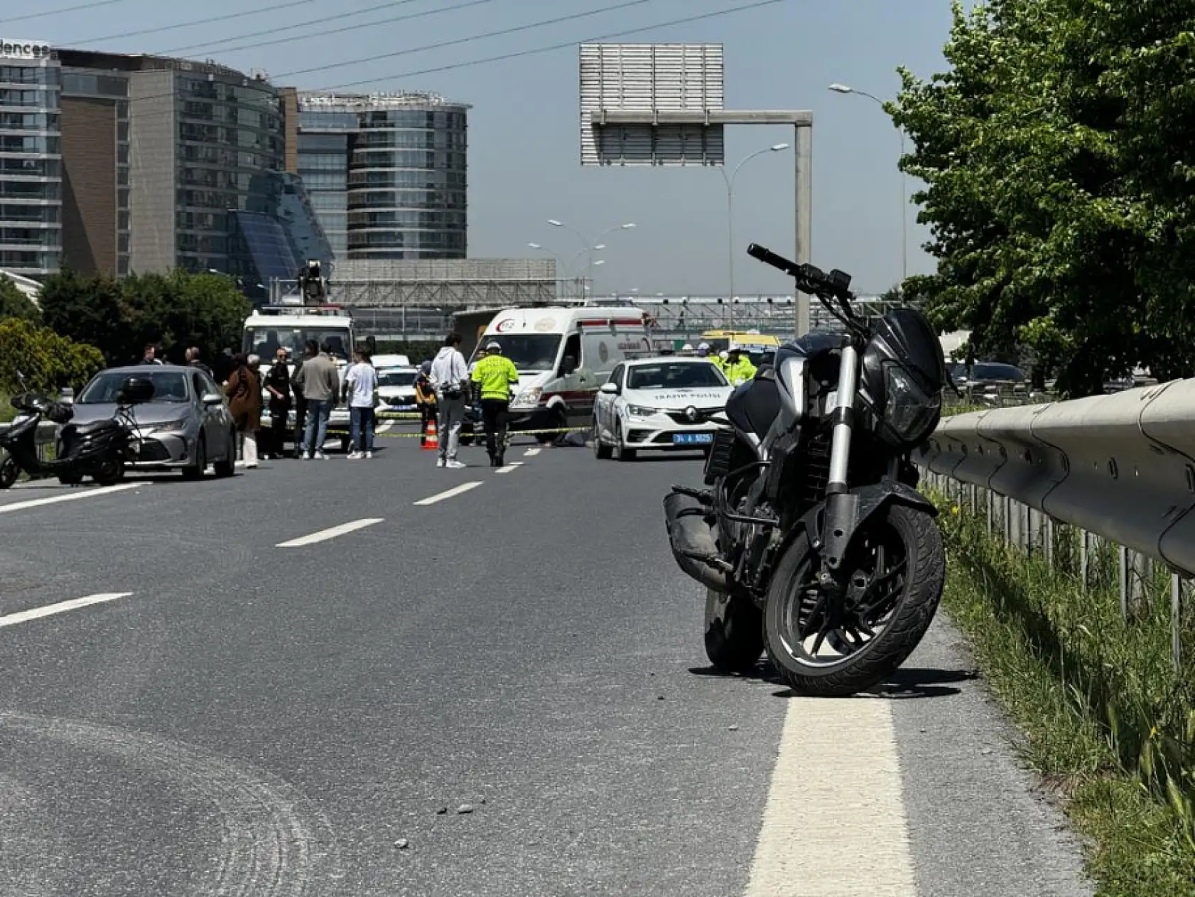 'Makas' faciası: Motosiklet sürücüsü bariyere çarptı, arkadaşı hayatını kaybetti