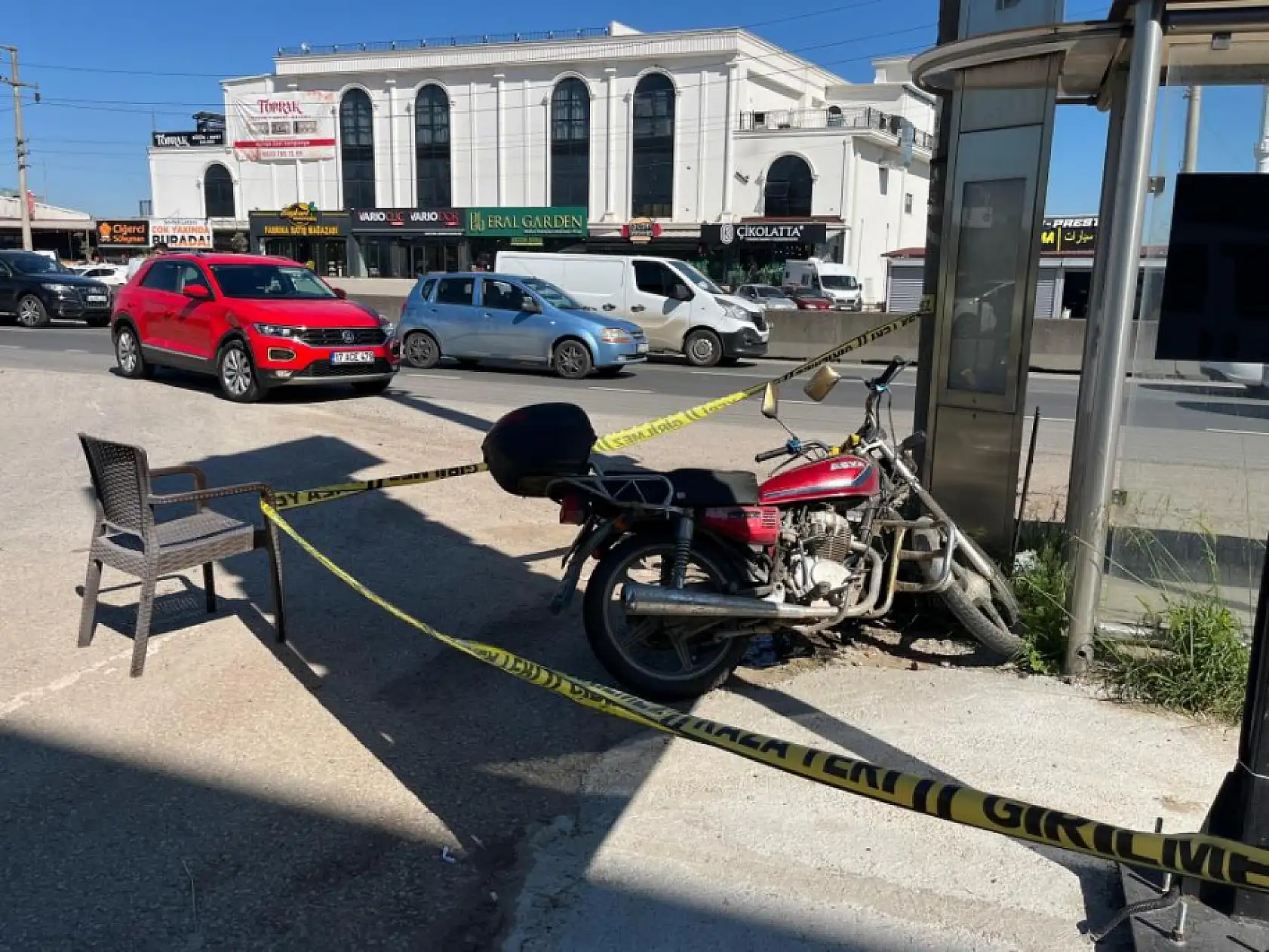 Motosiklet ciple çarpıştı: 1'i ağır 2 yaralı
