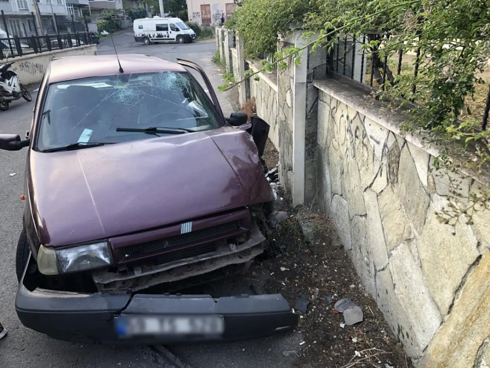 17 yaşındaki ehliyetsiz sürücü izinsiz aldığı arabayla kaza yaptı