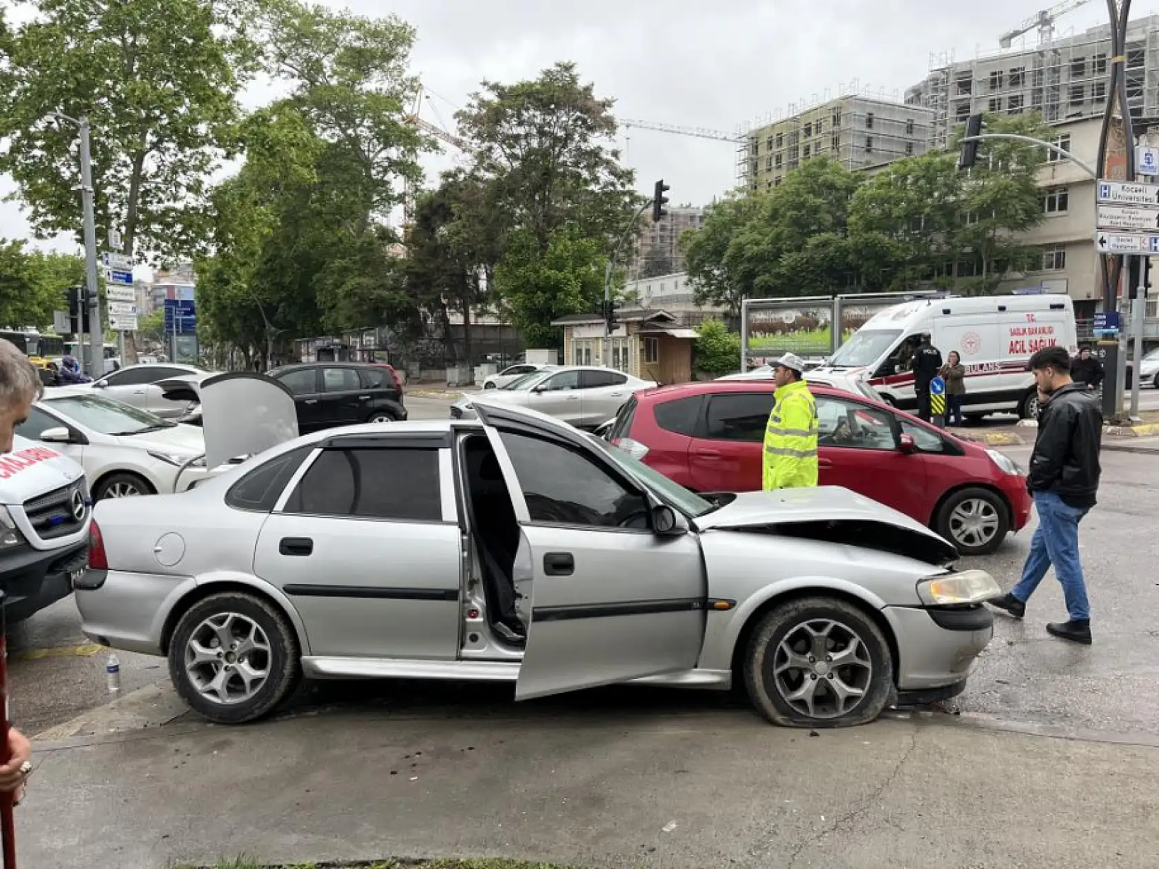 Kavşakta otomobiller çarpıştı: 3 yaralı