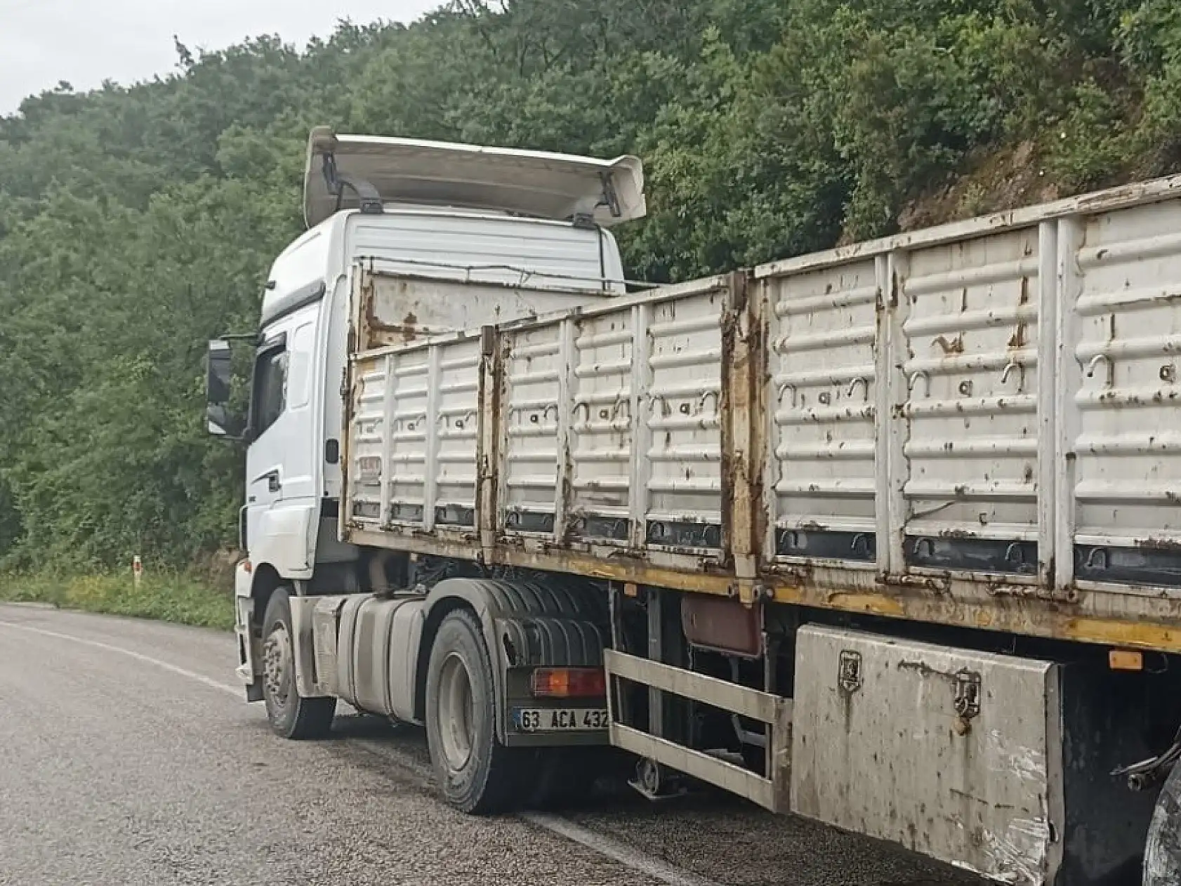 Feci trafik kazası: Tırın dorsesi otomobili biçti