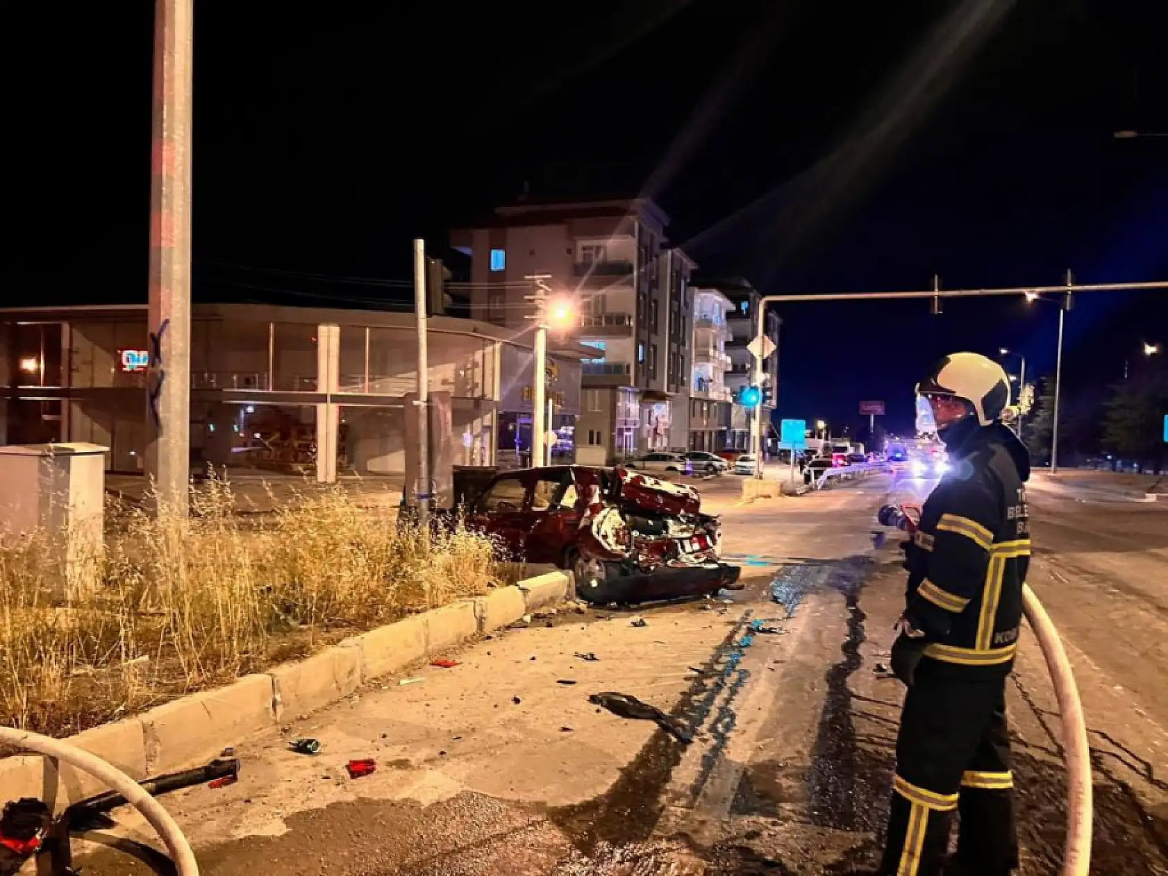 Kırmızı ışıkta bekleyen otomobile kamyon çarptı: 2 kişi yaralandı, yol trafiğe kapatıldı