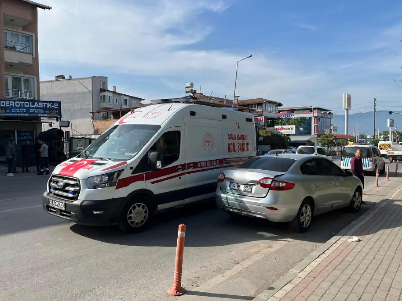 Yolun karşısına geçmeye çalışan kadına otomobil çarptı